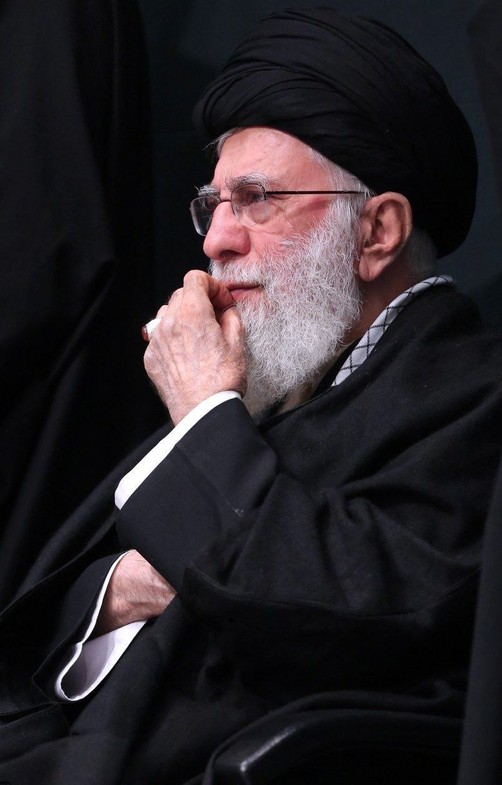 avayefamenin's tweet photo. شخصیت جامع‌الاطراف شهید آیت‌الله خامنه‌ای به عنوان قائد امت، تابلویی  تمام‌عیار و بی‌نقص از تجلی آموزه‌های ناب اخلاقی و مذهبی در عصر حاضر است. 
 #باید_برخاست 
#امام_المجاهدین https://t.co/WadRhQ8B67