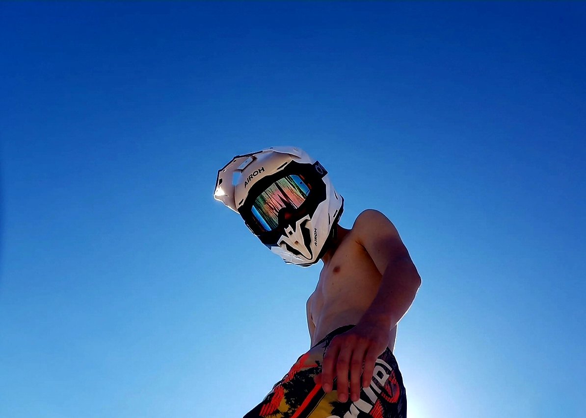 Hex_Volt's tweet photo. Who say you can't wear a Helm to the beach?😈👉🏻👈🏻😏#gearhead #goodboy #gay #gear #outdoor #biker #gaymx https://t.co/BFcwTmlj5E