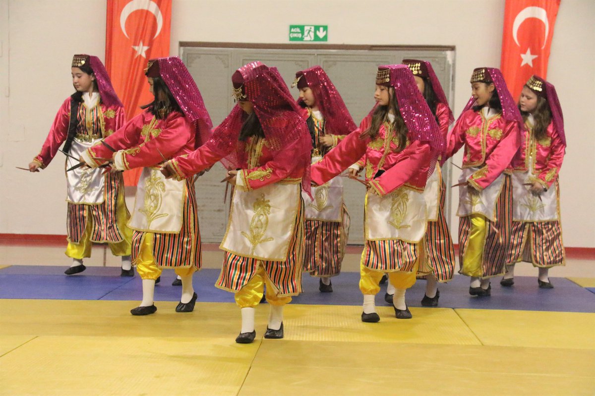 GSB_Cankiri's tweet photo. 📌GSB YAZ SPOR OKULLARINDA HEYECAN BAŞLADI!.

☀️İl Müdürlüğümüz bünyesinde her yıl binlerce çocuğa kapılarını açan GSB Yaz Spor Okulları, bu yaz da coşkulu bir açılış töreniyle start aldı.
@OA_BAK @gencliksporbak https://t.co/t54eJz2wbN