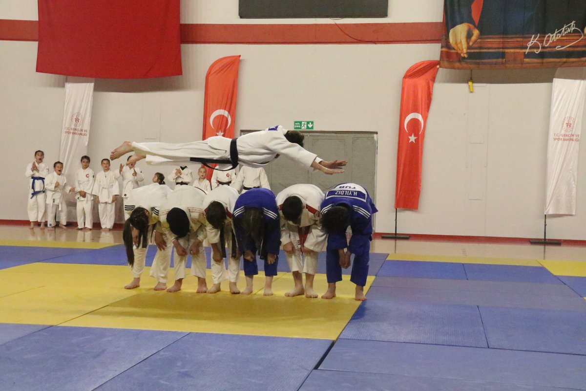 GSB_Cankiri's tweet photo. 📌GSB YAZ SPOR OKULLARINDA HEYECAN BAŞLADI!.

☀️İl Müdürlüğümüz bünyesinde her yıl binlerce çocuğa kapılarını açan GSB Yaz Spor Okulları, bu yaz da coşkulu bir açılış töreniyle start aldı.
@OA_BAK @gencliksporbak https://t.co/t54eJz2wbN