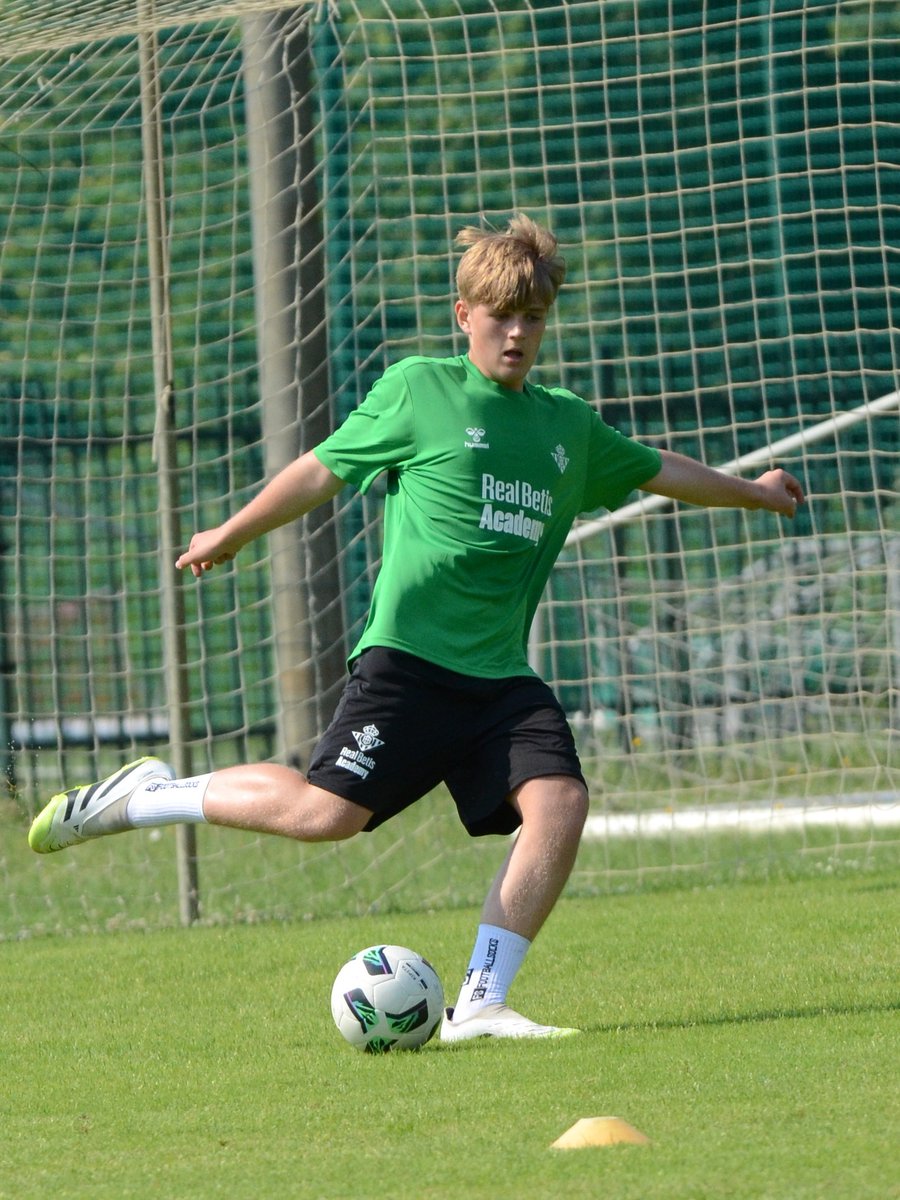 BetisAcademy's tweet photo. ✈️🌎¡Polonia... ya estamos aquí! 🇵🇱😁

⚽ Comienza la aventura de #RealBetisCampWarsaw, donde formamos en estos días a jugadores de 8 a 16 años inculcando la metodología y los valores del @RealBetis 🤍💚 https://t.co/SfTC7JMUAb