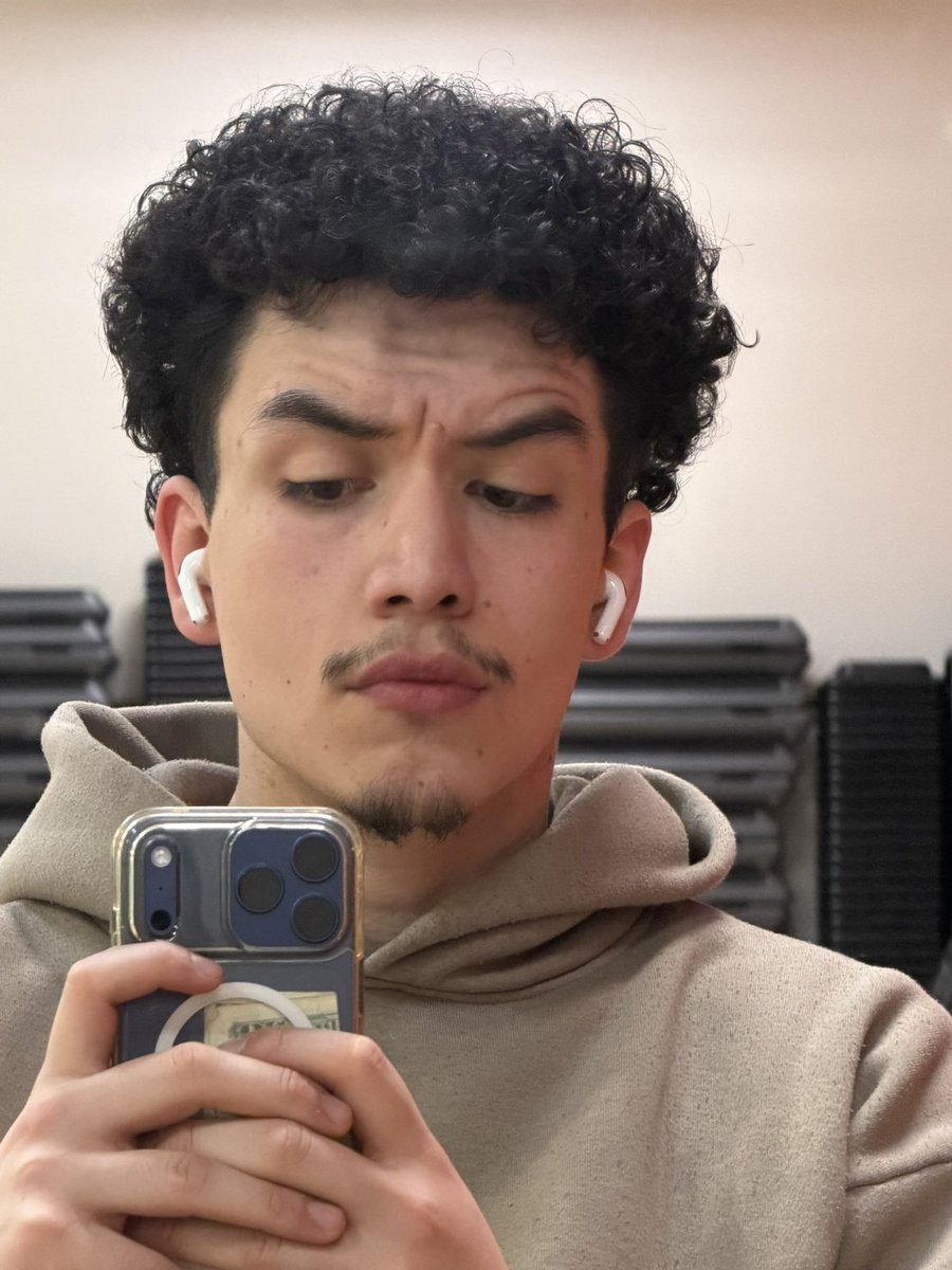 leozar12's tweet photo. Should I start a OF 🥵🤤 https://t.co/sa4yv29q3L