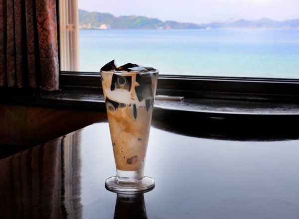 IYOBANKofficial's tweet photo. 海を眺めながらのカフェタイムは格別のひとときですよね✨
窓の外のオーシャンビューがそれぞれに素晴らしい3つのカフェをご紹介します!
愛媛の"海カフェ"をぜひチェックしてみてください👀💖
【 #iyomemo 】愛媛の海が見えるカフェ3選!海沿いの絶景とおすすめスイーツ
https://t.co/Ahk8TOETDW https://t.co/O3ccWSa1N3