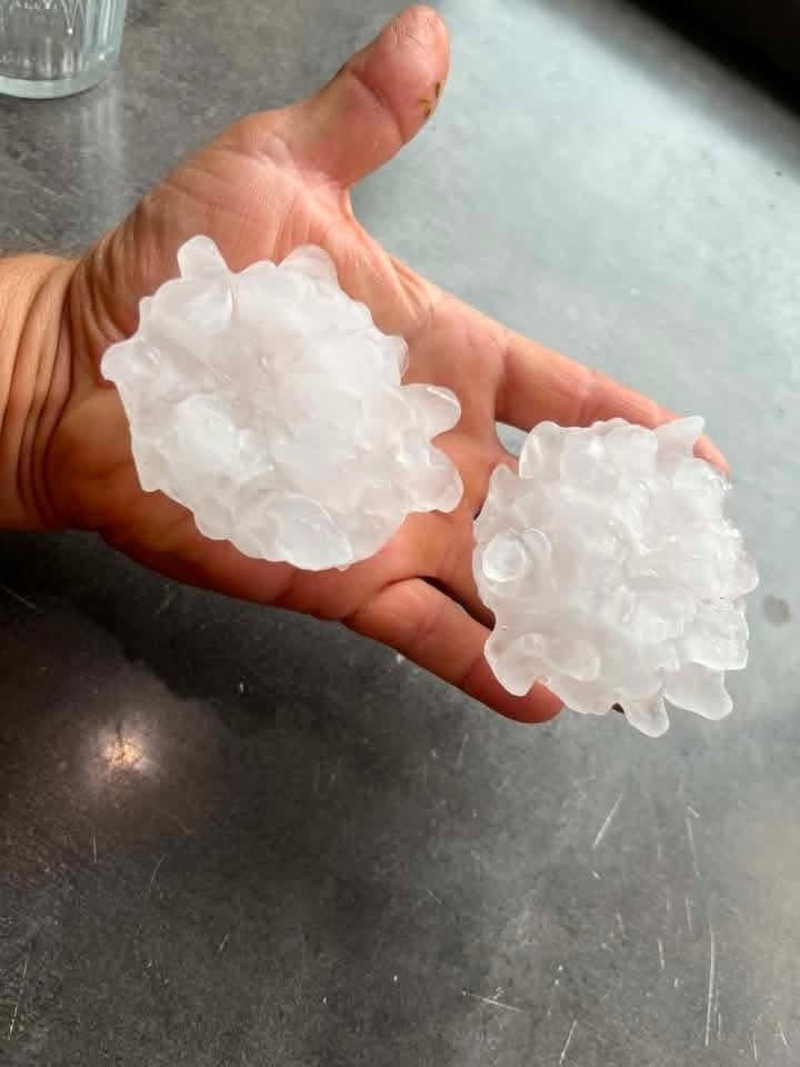 Djpuco's tweet photo. Yesterday, very large hail fell in SW Czechia, reaching up to 8 cm in diameter. Despite marginal deep layer shear, transient right-moving supercell interacting with another updraft along convergence zone created favorable conditions for growth of massive hail. https://t.co/GpnM6KQbVC