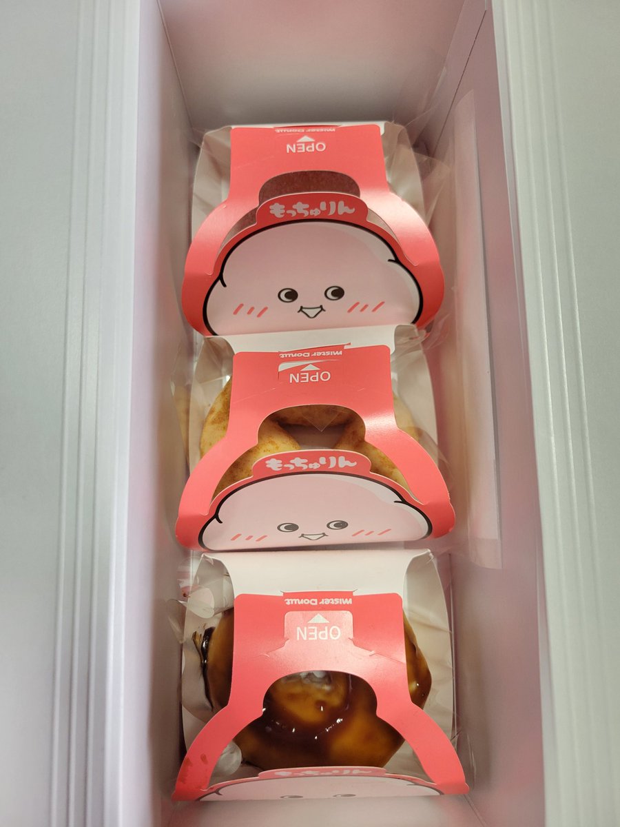 oguma_if's tweet photo. 昨日食べたもっちゅりん✌️🫂
ヴィヴィの好きなオールドファッションハニーも買って食べたけど美味しかった！！上に乗ってるシュガーがいいね https://t.co/XTFBqpNuxA