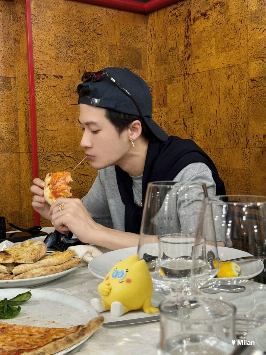 aleen__leen's tweet photo. They even included T-HooHoo in Tan Jianci's journey 💛

🍕🍦📸

#TanJianci https://t.co/Lm0GJ3Q80E