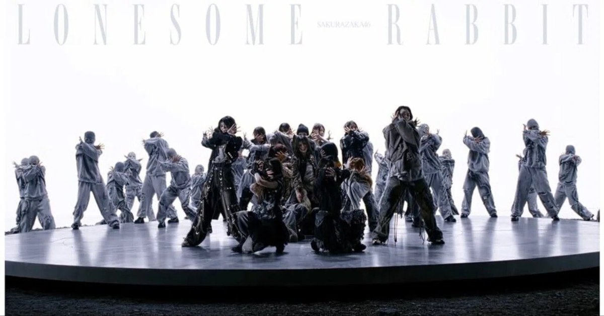 itsuki_base's tweet photo. 【戦略考察】代表曲がない。なのに、シングルは毎回50万枚超え。櫻坂46の、この奇妙な"ねじれ"の話です。
「ヒット曲がないのは弱点」——その"常識"、今日で書き換わるかもしれません。

「櫻坂46の代表曲って？」の質問への回答は人による気がします。
頭の中に何曲かは浮かぶ。「Nobody's fault」「自業自得」「BAN」「五月雨よ」「Start over!」。どれも名曲。
でも、AKB48の「ヘビーローテーション」「恋するフォーチュン・クッキー」、乃木坂46の「インフルエンサー」「君の名は希望」「シンクロニシティ」みたいに"グループ名を聞いた瞬間に誰もが歌えるあの一曲"が、櫻坂46にはなかなかない。

ファンだからこそ、その違和感は口に出しにくい。
でも、心のどこかでずっと引っかかっている——そんな方にこそ、届けたい話です。

最新15thシングル「Lonesome rabbit / What's "KAZOKU"?」は初週52.3万枚で、2026年度の女性アーティスト最高初週。
13thから3作連続でオリコン初週50万枚超えという、坂道グループでも屈指の安定感です。
「代表曲がない」と言われがちなグループが、CD売上ではむしろ突き抜けている。この奇妙な現象の裏に、何があるのか。

「ヒット曲は絶対に必要」なのか、「ヒット曲は完全に不要」なのか。
その両極を一つずつ検証した先に見えてくるのは、"第三の答え"。
グループがなぜ揺らがないのか——そのカギも、まさにここにあります。

数字の大小で心がザワつく前に。このあたり、動画本編でじっくりお話しさせてください。

【中嶋優月】櫻坂46に「ヒット曲」は本当に必要なのか？櫻坂46が密かに握る"次世代モデル"【戦略考察】
https://t.co/hqedSPGu2b

#中嶋優月 #代表曲 #櫻坂46
#櫻坂46_三期生 #櫻坂46_Lonesomerabbit
#櫻坂46_WhatsKAZOKU