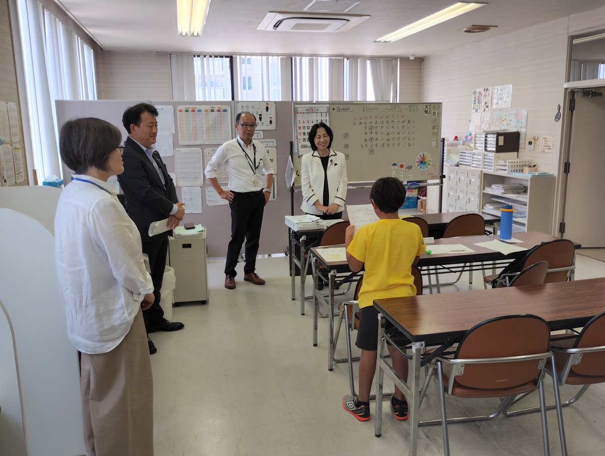 matusimamidori's tweet photo. 【日系人が多く住む大泉町と浜松市を視察】

　日系ブラジル人やペルー人が多く住む群馬県大泉町と静岡県浜松市を内閣総理大臣補佐官として視察しました。（５月）
　群馬県大泉町はスバルやパナソニックなど、静岡県浜松市はスズキ、ホンダなどの企業城下町であり、このような企業の工場で働く労働者として、1990年代から日系ブラジル人を中心に、多くの外国人が移住してきた歴史を共通して持っています。当時、製造業が急速な人手不足に陥った日本は、日系３世までに「定住者」の在留資格を与え、働けるようにしました。配偶者や子供を連れてくることも認めました。
　日系人とはいえ、日本語をほとんど話せない状態で来日し、しかも、両地域には日系人コミュニティがあるため、母国語で生活することが可能です。このため、多くの子供たちは、家庭で日本語に触れることが無いようです。
　　　　◇　　　　　　　　　◇　　　　　　　　　◇
　群馬県大泉町は、人口４万１千人余りのうち外国人は約９２００人（今年４月）となっており、住民の２割以上が外国人の町です。
　内訳は、ブラジル人が４７５８人で一番多く、次いでペルー１０７３人、ネパール、インドネシア、ベトナム、フィリピン、中国、ボリビアと続きます。
　視察は、地元の笹川博義衆議院議員に紹介いただき、当日も一部の行程で同行いただきました。
　最初に視察した「プレ教室」（プレクラス）では、日本の学校に入学を希望している外国人の子供に日本語や学校生活に関する指導を行っていました。
（※写真左）
　月曜から金曜の朝９時から１１時半まで「ひらがな」「カタカナ」や学校生活で使う言葉や習慣を教えています。
　最低限の日本語やトイレの使い方などの初期指導がないまま学校に入ってしまうと、先生たちも大変苦労するからです。
　日系ブラジル人の子供が、日本人の指導者とブラジル人の補助者から指導を受けていました。
「プレ教室」の後、村山俊明町長と意見交換しました。
村山町長が「外国人の年金未加入問題に悩まされている」と言うので、驚きました。
　大泉町にあるような大企業の工場勤務なら、会社が社会保険に加入させており、問題は生じないはず、と思っていましたので。ところが、「定住者」の日系ブラジル人・ペルー人などの大半は、派遣労働者としての勤務が多く、それも派遣会社を途中で変えたり、すき間ができることもあり、年金などの社会保険に未加入となる事例が多いとのことでした。
　自動車工場が日本人の期間工などを多用していることは知っていましたが、外国人政策でも「製造業派遣」の問題にぶつかるとは！目からウロコでした。
　「日本語教育の推進に関する法律」には、日本語学習の支援に関する雇用主の努力義務が書かれていますが、所属している中小の派遣会社ではなく、派遣先の大メーカーに責任を持ってもらわなくてはならないと考えます。
　大泉町では、さらに保育園や小学校、製造業の現場やスーパーなども視察しました。
　　　　◇　　　　　　　　　◇　　　　　　　　　◇
　静岡県浜松市は、人口約７８万人のうち外国人は約３万１千人（４月）、その割合は４％程度です。墨田区（６％）や江戸川区（７％）の方が外国人比率が高いことに、ある意味、驚きました。
　このうちブラジル人は９２９４人で、これは全国の都市で最多とのこと。東京、名古屋とともにブラジル総領事館が設置されています。
　視察は、前浜松市長でもある鈴木康友・静岡県知事に「ぜひ見に来てほしい」と要望されたのです。当日は鈴木知事と中野祐介・浜松市長にも一部同行いただきました。
　最初の視察先は私立の外国人学校である「ムンド・デ・アレグリア学校」です。かつてスズキに勤めていた日本人女性が私財を投入してつくりました。
（※写真右上）
　母語と日本語の両方の習得が不十分な状態を「ダブル・リミテッド」と言い、そのような状態の子どもは、周囲が何を言っているか分からず、思考も止まってしまうと言います。
　この学校の生徒は全員、南米系の日系人ですが、まずは母語のポルトガル語（ブラジル）、スペイン語（ペルー）で幼・小・中・高等学校レベルの知識・学力を習得させたうえで、日本語教育に取り組んでいるとのことでした。
　校舎には日本語能力試験の合格状況（いわゆるＮ１、Ｎ２などの合格）が貼り出されていました。
卒業生は私立大学を出て日本の学校の先生になったり、トヨタ系などの専門学校に進んで自動車整備士になったりするほか、母国の一流大学であるサンパウロ大学に進学した人もいます。
　ブラジルの教育課程で教えているので、日本の「社会科」が授業に無く、日本語能力が高い学生でも、大学入学共通テストには不利なようです。
　次に視察した「浜松市外国人学習支援センター」（※右下）は、浜松市に住む外国人を対象に、買い物などの生活場面に沿った日本語の学習機会を提供しています。
　日本語学習は、１日４時間、週４日、計６００時間のコースです。
　バスの乗り方やごみの分け方、お店での注文といった日本の生活場面でのやり取りを題材にして、受講者の生活の幅が広がるコースになっています。
　浜松市では、地元の中学校での日本語の初期指導の様子も視察しました。
　　　　◇　　　　　　　　　◇　　　　　　　　　◇
　両市町で聞いたのは、日本語能力が不十分な外国人の児童・生徒が、日本の学校で特別支援のクラスに行くことが多いことです。
　それが、本人固有の発達の問題なのか、日本語能力が不足しているために誤解されているのか、必ずしも分からない事例もあるとのことでした。
　将来にわたって日本社会を支えることになる子供たちに、その基礎となる日本語の教育の環境を早期に充実する必要があると感じました。