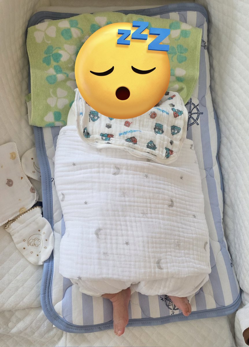 natarimo_s's tweet photo. このくるみ方すると割とたくさん寝てくれる
グズると足バタバタするから足は包まない方が腕そのままでまた寝てくれる
それでもグズったら包んだまま抱っこでまた寝る😴

布団に置いてくるみ終わるまで寝ててくれたらの話。 https://t.co/A7mYZfGwG9