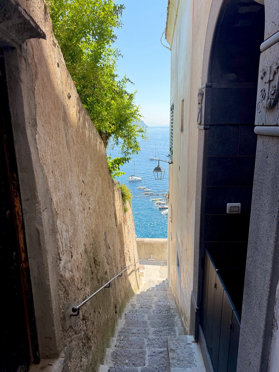 atoohugeworld's tweet photo. Amalfi 🍋

Tu nesmiem pribrať 🍦🍹ak sa chcem prechádzať všetkými tými uličkami 🤌 https://t.co/BqaXVdwCTq