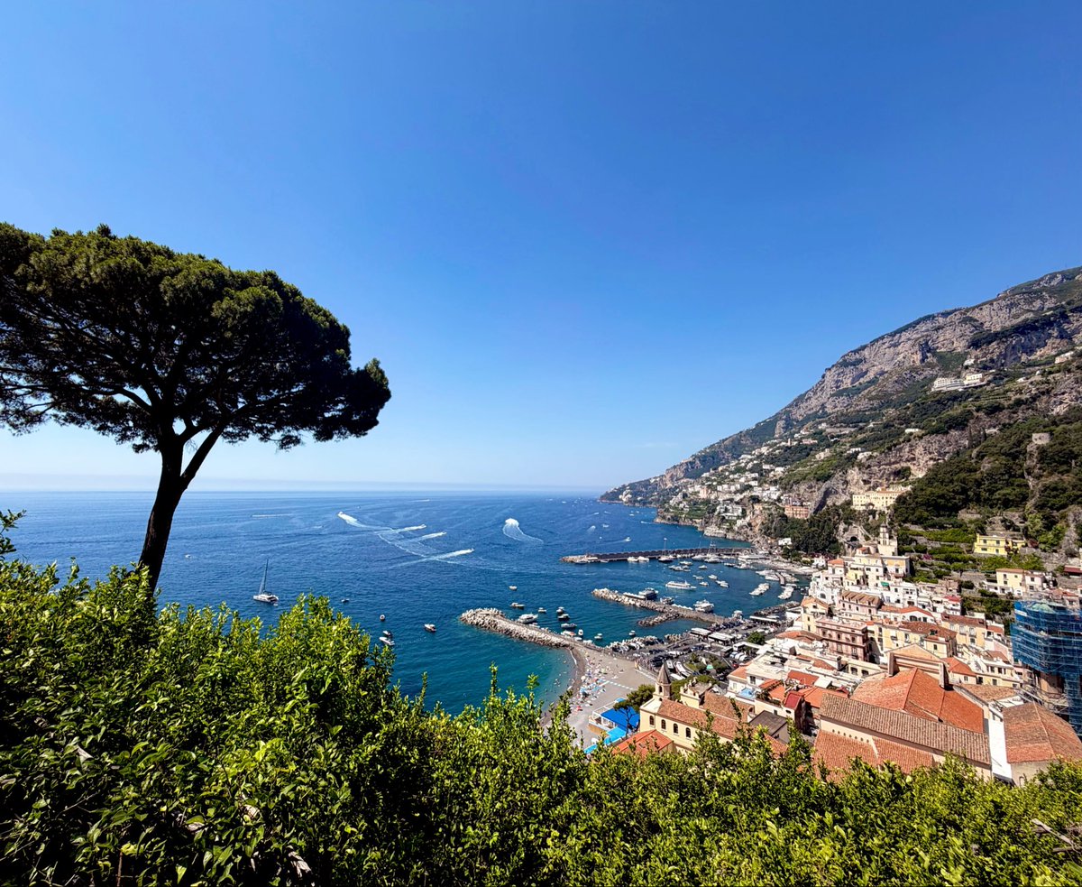 atoohugeworld's tweet photo. Amalfi 🍋

Tu nesmiem pribrať 🍦🍹ak sa chcem prechádzať všetkými tými uličkami 🤌 https://t.co/BqaXVdwCTq