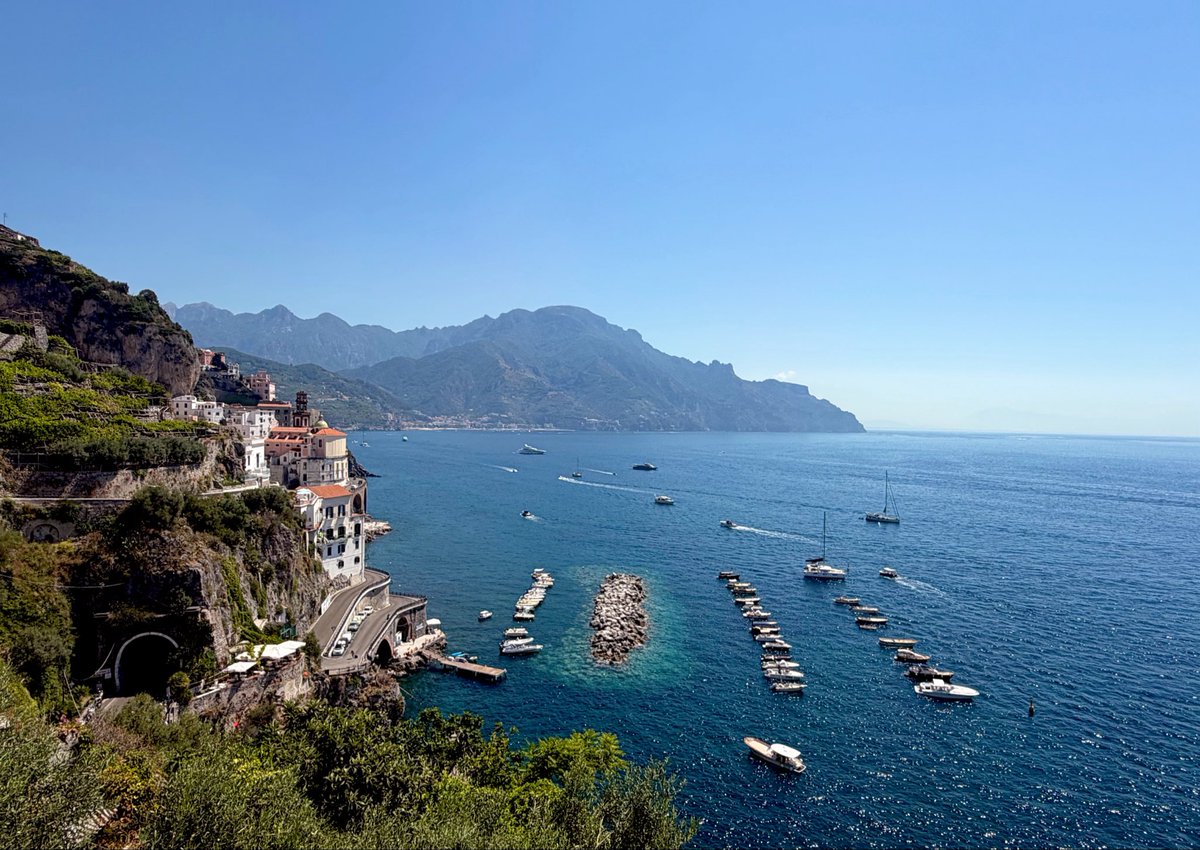 atoohugeworld's tweet photo. Amalfi 🍋

Tu nesmiem pribrať 🍦🍹ak sa chcem prechádzať všetkými tými uličkami 🤌 https://t.co/BqaXVdwCTq