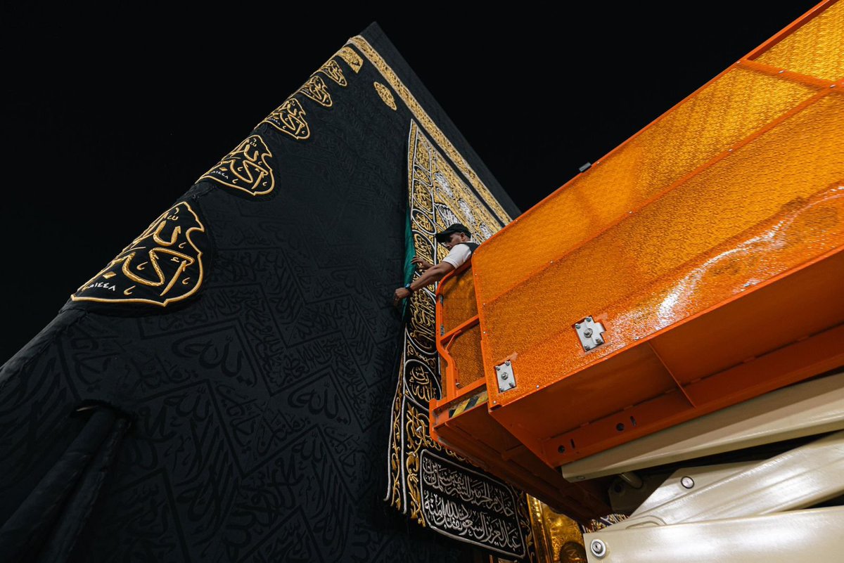 shahdnow's tweet photo. رفع ستارة باب الكعبة المشرفة، ضمن الاستعدادات لمراسم غسل ⁧#الكعبة_المشرفة⁩.
@AlharamainSA https://t.co/o2jTDiQ4Ay