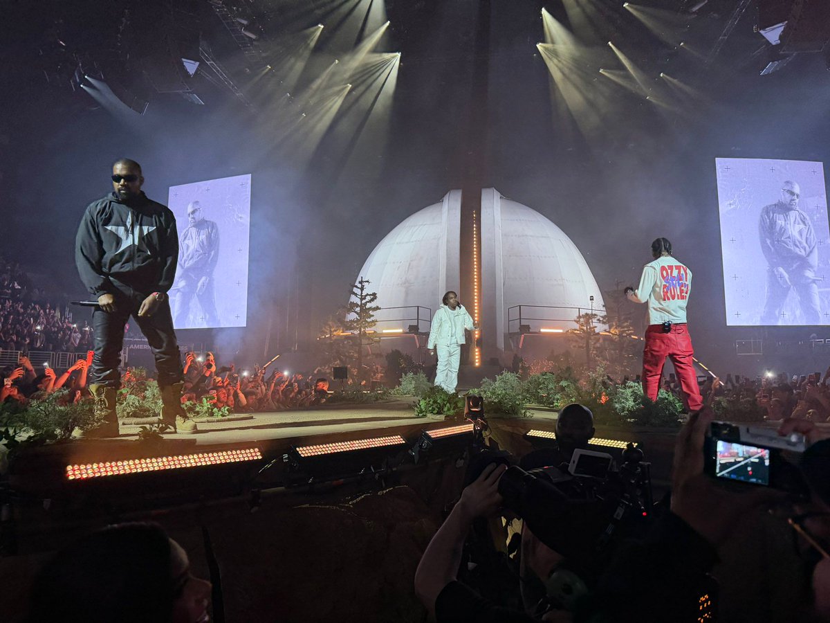populicc's tweet photo. Kanye West ve Travis Scott, Los Angeles'ta birlikte sahne aldı. https://t.co/U6z9TTQM9Z