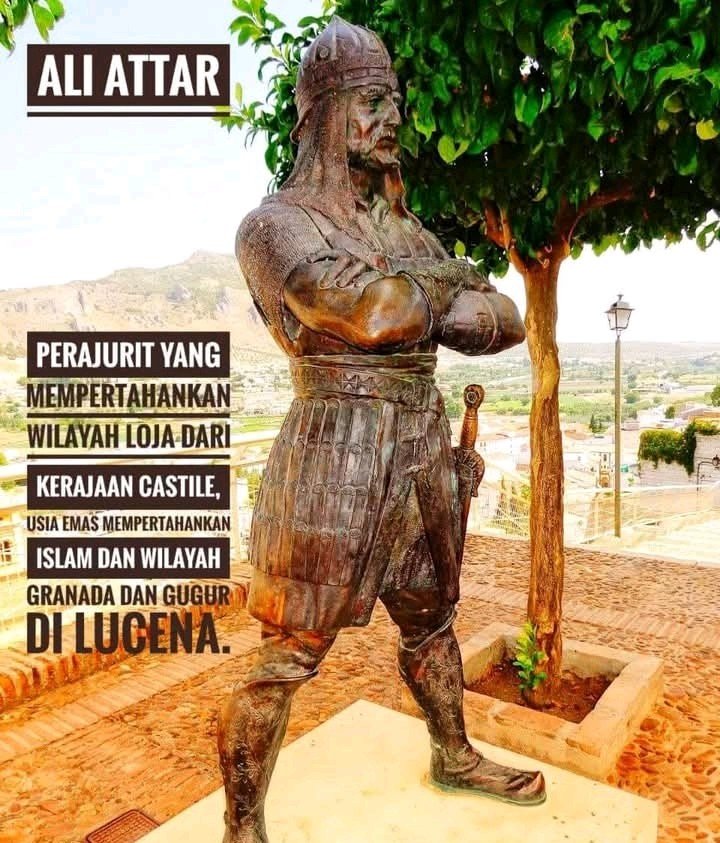 JanissaryD_Last's tweet photo. IBRAHIM ALI ATTAR

Orang-orang Spanyol sama sekali tidak pernah mengabadikan nama para penguasa Muluk ath-Thawaif — para pengkhianat Arab yang dulu membantu mereka meruntuhkan dan menduduki Andalusia. Namun uniknya, mereka justru mendirikan sebuah patung megah untuk menghormati seorang panglima Muslim yang justru bertempur habis-habisan melawan mereka!

Di kota Loja, Spanyol, berdiri tegak sebuah patung untuk mengenang panglima militer Granada yang legendaris, Ibrahim al-Attar. Ia adalah sosok ksatria yang menolak keras untuk menyerah. 

Ibrahim al-Attar pada tahun 1483 M dalam Pertempuran Lucena. Saat itu, ia memimpin sekitar 7.000 infanteri dan 700 kavaleri untuk menyerang wilayah Kristen, namun terjebak dalam taktik kepungan.

Sebuah palagan epik yang sukses membuat Ratu Isabella dan para jenderal tertingginya tercengang. Bagaimana tidak? Ibrahim al-Attar dan segelintir pasukannya menunjukkan keteguhan luar biasa, menahan gempuran pasukan raksasa.

Karena rasa hormat yang begitu mendalam, bangsa Spanyol menjulukinya sebagai "Sang Lelaki Legenda". Mereka mendirikan patungnya dan pedang legendaris Ibrahim al-Attar kini disimpan dengan aman di Museo del Ejército (Museum Militer) di kota Toledo, Spanyol.

Analisis Kebenaran Sejarah

• Sosok Ibrahim al-Attar itu Nyata: Di Spanyol, ia dikenal dengan nama Aliatar. Ia adalah Wali Kota (Gubernur) Loja, seorang pejuang kawakan, sekaligus mertua dari Sultan terakhir Granada, Abu Abdillah (Boabdil).

• Keberadaan Patung: Pemerintah kota Loja mendirikan patung perunggu Ibrahim al-Attar yang berdiri gagah di dekat reruntuhan benteng kota untuk menghormati keberaniannya menjaga kota tersebut.

• Pedang yang Terkenal: Pedang dinasti Nashrid milik Aliatar memang sangat terkenal karena keindahan seni ukirnya (berhias emas dan gading). Pedang ini berhasil direbut Spanyol setelah ia gugur.

• Dihormati dalam Sastra Spanyol: Aliatar sangat dihormati oleh musuhnya. Nama dan keberaniannya diabadikan dalam berbagai puisi kepahlawanan Spanyol kuno (romances).