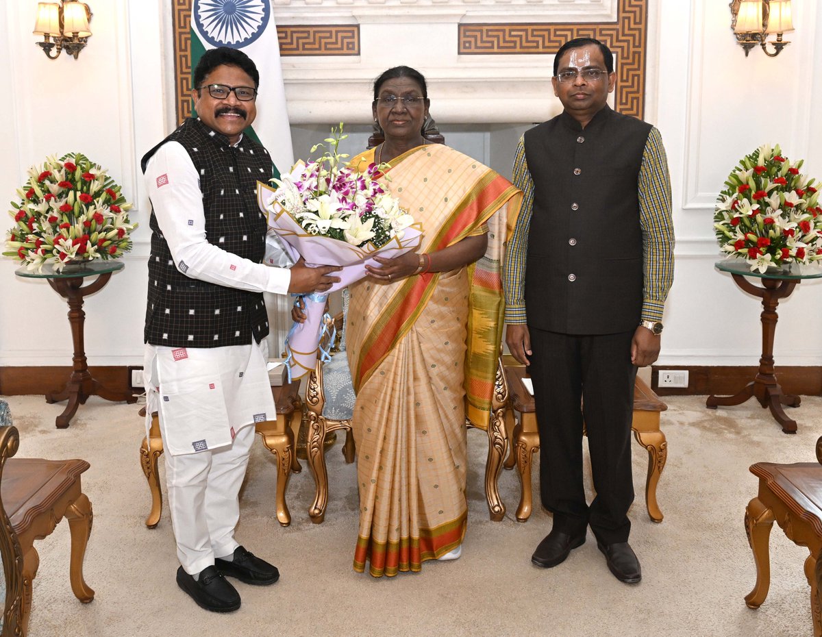 MahalingMukesh's tweet photo. ଆଜି ରାଷ୍ଟ୍ରପତି ଭବନ ଠାରେ ଓଡ଼ିଶାର ଗର୍ବ ଏବଂ ଗୌରବ ତଥା ଭାରତର ମାନନୀୟା ରାଷ୍ଟ୍ରପତି ( @rashtrapatibhvn ) ଶ୍ରୀମତୀ ଦ୍ରୌପଦୀ ମୁର୍ମୁଙ୍କ ସହ ସୌଜନ୍ୟମୂଳକ ସାକ୍ଷାତ କଲି। https://t.co/McDDA979At