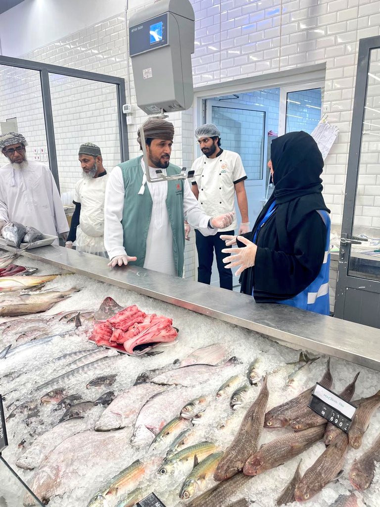 MAFWR_Dhahira's tweet photo. نفذت دائرة الثروة الزراعية وموارد المياه بضنك بالتعاون مع البلدية حملة رقابية وتوعوية استهدفت عدداً من المحلات الغذائية وبيع الأسماك هدفت الحملة التأكد من سلامة وجودة الأسماك وتطبيق الاشتراطات الصحية بالحفظ والتخزين والتداول السليم وتعزيز سلامة وجودة المنتجات وحماية صحة المستهلك https://t.co/oTx1tCss6Y