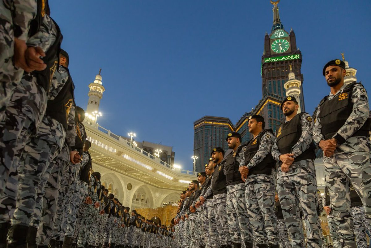 HaramainInfo's tweet photo. Security Forces at the Washing of the Kaabah Ceremony https://t.co/rZFEE2LQjV