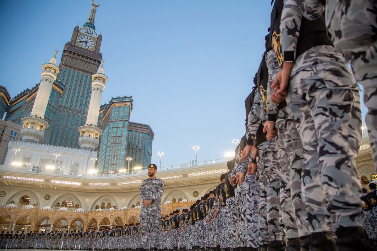 HaramainInfo's tweet photo. Security Forces at the Washing of the Kaabah Ceremony https://t.co/rZFEE2LQjV
