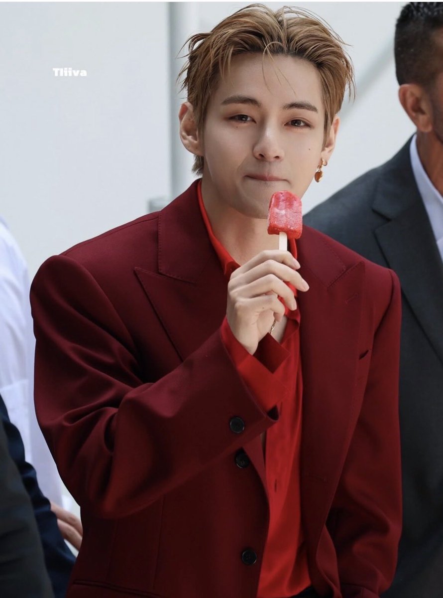Sara46580134's tweet photo. @KTH_APPLEMUSIC @celineofficial Kim Taehyung brought Paris to its knees. 

V FOR CELINE FASHION SHOW
#TAEHYUNGxCELINE #CelineSS27
#VxCelineSS27 https://t.co/l4A3wDp3Mt