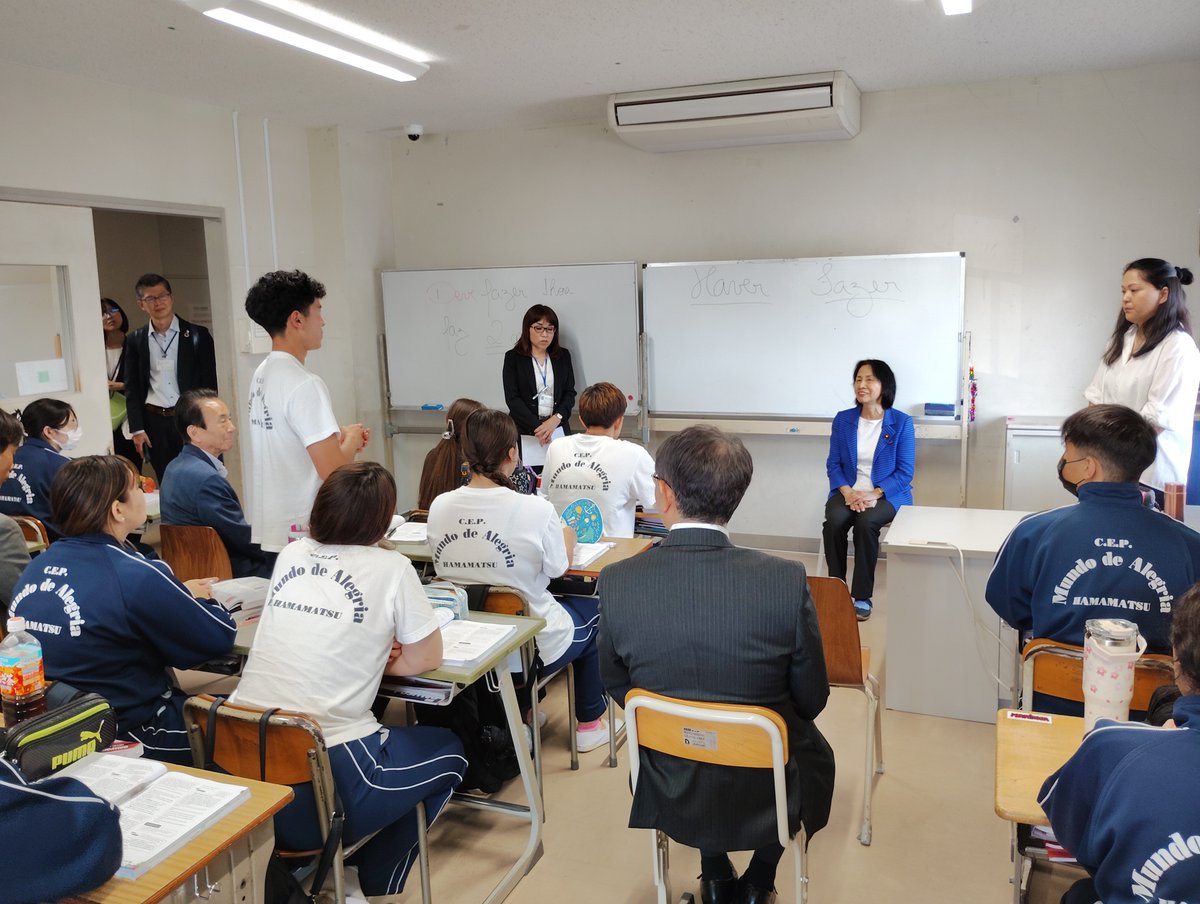 matusimamidori's tweet photo. 【日系人が多く住む大泉町と浜松市を視察】

　日系ブラジル人やペルー人が多く住む群馬県大泉町と静岡県浜松市を内閣総理大臣補佐官として視察しました。（５月）
　群馬県大泉町はスバルやパナソニックなど、静岡県浜松市はスズキ、ホンダなどの企業城下町であり、このような企業の工場で働く労働者として、1990年代から日系ブラジル人を中心に、多くの外国人が移住してきた歴史を共通して持っています。当時、製造業が急速な人手不足に陥った日本は、日系３世までに「定住者」の在留資格を与え、働けるようにしました。配偶者や子供を連れてくることも認めました。
　日系人とはいえ、日本語をほとんど話せない状態で来日し、しかも、両地域には日系人コミュニティがあるため、母国語で生活することが可能です。このため、多くの子供たちは、家庭で日本語に触れることが無いようです。
　　　　◇　　　　　　　　　◇　　　　　　　　　◇
　群馬県大泉町は、人口４万１千人余りのうち外国人は約９２００人（今年４月）となっており、住民の２割以上が外国人の町です。
　内訳は、ブラジル人が４７５８人で一番多く、次いでペルー１０７３人、ネパール、インドネシア、ベトナム、フィリピン、中国、ボリビアと続きます。
　視察は、地元の笹川博義衆議院議員に紹介いただき、当日も一部の行程で同行いただきました。
　最初に視察した「プレ教室」（プレクラス）では、日本の学校に入学を希望している外国人の子供に日本語や学校生活に関する指導を行っていました。
（※写真左）
　月曜から金曜の朝９時から１１時半まで「ひらがな」「カタカナ」や学校生活で使う言葉や習慣を教えています。
　最低限の日本語やトイレの使い方などの初期指導がないまま学校に入ってしまうと、先生たちも大変苦労するからです。
　日系ブラジル人の子供が、日本人の指導者とブラジル人の補助者から指導を受けていました。
「プレ教室」の後、村山俊明町長と意見交換しました。
村山町長が「外国人の年金未加入問題に悩まされている」と言うので、驚きました。
　大泉町にあるような大企業の工場勤務なら、会社が社会保険に加入させており、問題は生じないはず、と思っていましたので。ところが、「定住者」の日系ブラジル人・ペルー人などの大半は、派遣労働者としての勤務が多く、それも派遣会社を途中で変えたり、すき間ができることもあり、年金などの社会保険に未加入となる事例が多いとのことでした。
　自動車工場が日本人の期間工などを多用していることは知っていましたが、外国人政策でも「製造業派遣」の問題にぶつかるとは！目からウロコでした。
　「日本語教育の推進に関する法律」には、日本語学習の支援に関する雇用主の努力義務が書かれていますが、所属している中小の派遣会社ではなく、派遣先の大メーカーに責任を持ってもらわなくてはならないと考えます。
　大泉町では、さらに保育園や小学校、製造業の現場やスーパーなども視察しました。
　　　　◇　　　　　　　　　◇　　　　　　　　　◇
　静岡県浜松市は、人口約７８万人のうち外国人は約３万１千人（４月）、その割合は４％程度です。墨田区（６％）や江戸川区（７％）の方が外国人比率が高いことに、ある意味、驚きました。
　このうちブラジル人は９２９４人で、これは全国の都市で最多とのこと。東京、名古屋とともにブラジル総領事館が設置されています。
　視察は、前浜松市長でもある鈴木康友・静岡県知事に「ぜひ見に来てほしい」と要望されたのです。当日は鈴木知事と中野祐介・浜松市長にも一部同行いただきました。
　最初の視察先は私立の外国人学校である「ムンド・デ・アレグリア学校」です。かつてスズキに勤めていた日本人女性が私財を投入してつくりました。
（※写真右上）
　母語と日本語の両方の習得が不十分な状態を「ダブル・リミテッド」と言い、そのような状態の子どもは、周囲が何を言っているか分からず、思考も止まってしまうと言います。
　この学校の生徒は全員、南米系の日系人ですが、まずは母語のポルトガル語（ブラジル）、スペイン語（ペルー）で幼・小・中・高等学校レベルの知識・学力を習得させたうえで、日本語教育に取り組んでいるとのことでした。
　校舎には日本語能力試験の合格状況（いわゆるＮ１、Ｎ２などの合格）が貼り出されていました。
卒業生は私立大学を出て日本の学校の先生になったり、トヨタ系などの専門学校に進んで自動車整備士になったりするほか、母国の一流大学であるサンパウロ大学に進学した人もいます。
　ブラジルの教育課程で教えているので、日本の「社会科」が授業に無く、日本語能力が高い学生でも、大学入学共通テストには不利なようです。
　次に視察した「浜松市外国人学習支援センター」（※右下）は、浜松市に住む外国人を対象に、買い物などの生活場面に沿った日本語の学習機会を提供しています。
　日本語学習は、１日４時間、週４日、計６００時間のコースです。
　バスの乗り方やごみの分け方、お店での注文といった日本の生活場面でのやり取りを題材にして、受講者の生活の幅が広がるコースになっています。
　浜松市では、地元の中学校での日本語の初期指導の様子も視察しました。
　　　　◇　　　　　　　　　◇　　　　　　　　　◇
　両市町で聞いたのは、日本語能力が不十分な外国人の児童・生徒が、日本の学校で特別支援のクラスに行くことが多いことです。
　それが、本人固有の発達の問題なのか、日本語能力が不足しているために誤解されているのか、必ずしも分からない事例もあるとのことでした。
　将来にわたって日本社会を支えることになる子供たちに、その基礎となる日本語の教育の環境を早期に充実する必要があると感じました。