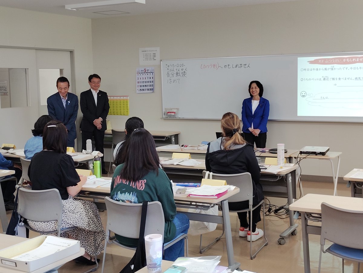 matusimamidori's tweet photo. 【日系人が多く住む大泉町と浜松市を視察】

　日系ブラジル人やペルー人が多く住む群馬県大泉町と静岡県浜松市を内閣総理大臣補佐官として視察しました。（５月）
　群馬県大泉町はスバルやパナソニックなど、静岡県浜松市はスズキ、ホンダなどの企業城下町であり、このような企業の工場で働く労働者として、1990年代から日系ブラジル人を中心に、多くの外国人が移住してきた歴史を共通して持っています。当時、製造業が急速な人手不足に陥った日本は、日系３世までに「定住者」の在留資格を与え、働けるようにしました。配偶者や子供を連れてくることも認めました。
　日系人とはいえ、日本語をほとんど話せない状態で来日し、しかも、両地域には日系人コミュニティがあるため、母国語で生活することが可能です。このため、多くの子供たちは、家庭で日本語に触れることが無いようです。
　　　　◇　　　　　　　　　◇　　　　　　　　　◇
　群馬県大泉町は、人口４万１千人余りのうち外国人は約９２００人（今年４月）となっており、住民の２割以上が外国人の町です。
　内訳は、ブラジル人が４７５８人で一番多く、次いでペルー１０７３人、ネパール、インドネシア、ベトナム、フィリピン、中国、ボリビアと続きます。
　視察は、地元の笹川博義衆議院議員に紹介いただき、当日も一部の行程で同行いただきました。
　最初に視察した「プレ教室」（プレクラス）では、日本の学校に入学を希望している外国人の子供に日本語や学校生活に関する指導を行っていました。
（※写真左）
　月曜から金曜の朝９時から１１時半まで「ひらがな」「カタカナ」や学校生活で使う言葉や習慣を教えています。
　最低限の日本語やトイレの使い方などの初期指導がないまま学校に入ってしまうと、先生たちも大変苦労するからです。
　日系ブラジル人の子供が、日本人の指導者とブラジル人の補助者から指導を受けていました。
「プレ教室」の後、村山俊明町長と意見交換しました。
村山町長が「外国人の年金未加入問題に悩まされている」と言うので、驚きました。
　大泉町にあるような大企業の工場勤務なら、会社が社会保険に加入させており、問題は生じないはず、と思っていましたので。ところが、「定住者」の日系ブラジル人・ペルー人などの大半は、派遣労働者としての勤務が多く、それも派遣会社を途中で変えたり、すき間ができることもあり、年金などの社会保険に未加入となる事例が多いとのことでした。
　自動車工場が日本人の期間工などを多用していることは知っていましたが、外国人政策でも「製造業派遣」の問題にぶつかるとは！目からウロコでした。
　「日本語教育の推進に関する法律」には、日本語学習の支援に関する雇用主の努力義務が書かれていますが、所属している中小の派遣会社ではなく、派遣先の大メーカーに責任を持ってもらわなくてはならないと考えます。
　大泉町では、さらに保育園や小学校、製造業の現場やスーパーなども視察しました。
　　　　◇　　　　　　　　　◇　　　　　　　　　◇
　静岡県浜松市は、人口約７８万人のうち外国人は約３万１千人（４月）、その割合は４％程度です。墨田区（６％）や江戸川区（７％）の方が外国人比率が高いことに、ある意味、驚きました。
　このうちブラジル人は９２９４人で、これは全国の都市で最多とのこと。東京、名古屋とともにブラジル総領事館が設置されています。
　視察は、前浜松市長でもある鈴木康友・静岡県知事に「ぜひ見に来てほしい」と要望されたのです。当日は鈴木知事と中野祐介・浜松市長にも一部同行いただきました。
　最初の視察先は私立の外国人学校である「ムンド・デ・アレグリア学校」です。かつてスズキに勤めていた日本人女性が私財を投入してつくりました。
（※写真右上）
　母語と日本語の両方の習得が不十分な状態を「ダブル・リミテッド」と言い、そのような状態の子どもは、周囲が何を言っているか分からず、思考も止まってしまうと言います。
　この学校の生徒は全員、南米系の日系人ですが、まずは母語のポルトガル語（ブラジル）、スペイン語（ペルー）で幼・小・中・高等学校レベルの知識・学力を習得させたうえで、日本語教育に取り組んでいるとのことでした。
　校舎には日本語能力試験の合格状況（いわゆるＮ１、Ｎ２などの合格）が貼り出されていました。
卒業生は私立大学を出て日本の学校の先生になったり、トヨタ系などの専門学校に進んで自動車整備士になったりするほか、母国の一流大学であるサンパウロ大学に進学した人もいます。
　ブラジルの教育課程で教えているので、日本の「社会科」が授業に無く、日本語能力が高い学生でも、大学入学共通テストには不利なようです。
　次に視察した「浜松市外国人学習支援センター」（※右下）は、浜松市に住む外国人を対象に、買い物などの生活場面に沿った日本語の学習機会を提供しています。
　日本語学習は、１日４時間、週４日、計６００時間のコースです。
　バスの乗り方やごみの分け方、お店での注文といった日本の生活場面でのやり取りを題材にして、受講者の生活の幅が広がるコースになっています。
　浜松市では、地元の中学校での日本語の初期指導の様子も視察しました。
　　　　◇　　　　　　　　　◇　　　　　　　　　◇
　両市町で聞いたのは、日本語能力が不十分な外国人の児童・生徒が、日本の学校で特別支援のクラスに行くことが多いことです。
　それが、本人固有の発達の問題なのか、日本語能力が不足しているために誤解されているのか、必ずしも分からない事例もあるとのことでした。
　将来にわたって日本社会を支えることになる子供たちに、その基礎となる日本語の教育の環境を早期に充実する必要があると感じました。