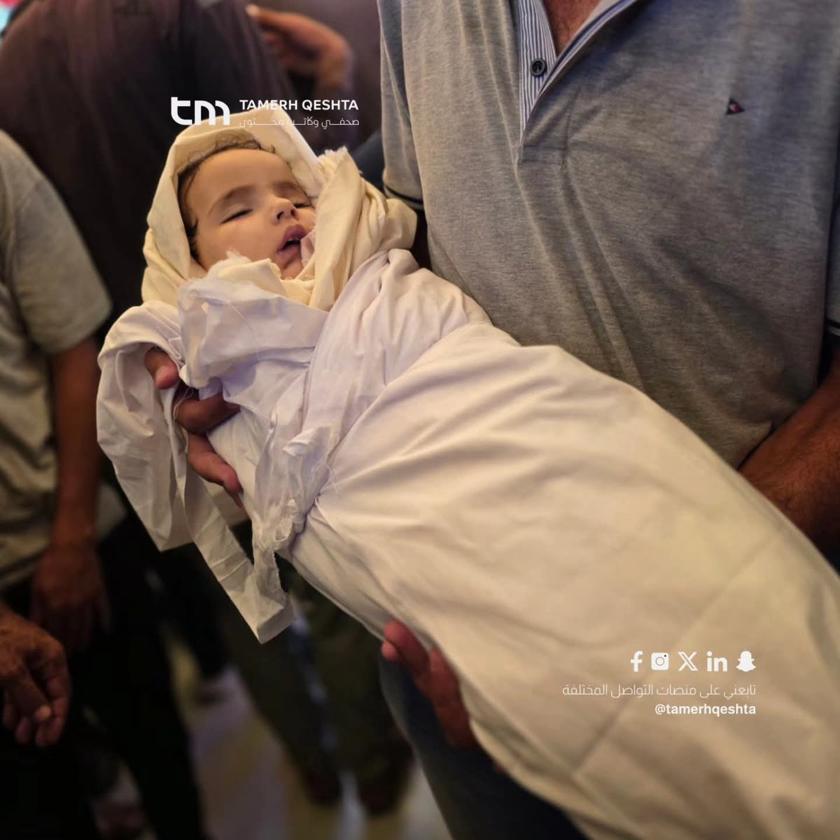 eslayeh1's tweet photo. أبٌ يحتضن طفلته سوار بين يديه، فيما يشيّع أقاربها نعش والدتها ديانا، بعد أن اختُطفت الحياة منهما أثناء الفرار من غارة إسرائيلية استهدفت خيام النازحين في مواصي خانيونس جنوب قطاع غزة.
#غزه #خانيونس #اطفال #الخيام https://t.co/X84T1FXoeC