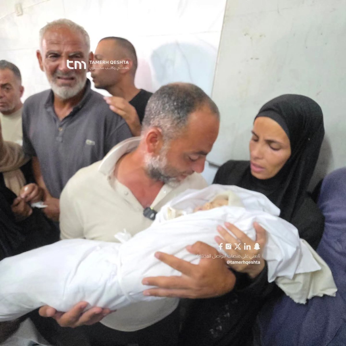 eslayeh1's tweet photo. أبٌ يحتضن طفلته سوار بين يديه، فيما يشيّع أقاربها نعش والدتها ديانا، بعد أن اختُطفت الحياة منهما أثناء الفرار من غارة إسرائيلية استهدفت خيام النازحين في مواصي خانيونس جنوب قطاع غزة.
#غزه #خانيونس #اطفال #الخيام https://t.co/X84T1FXoeC