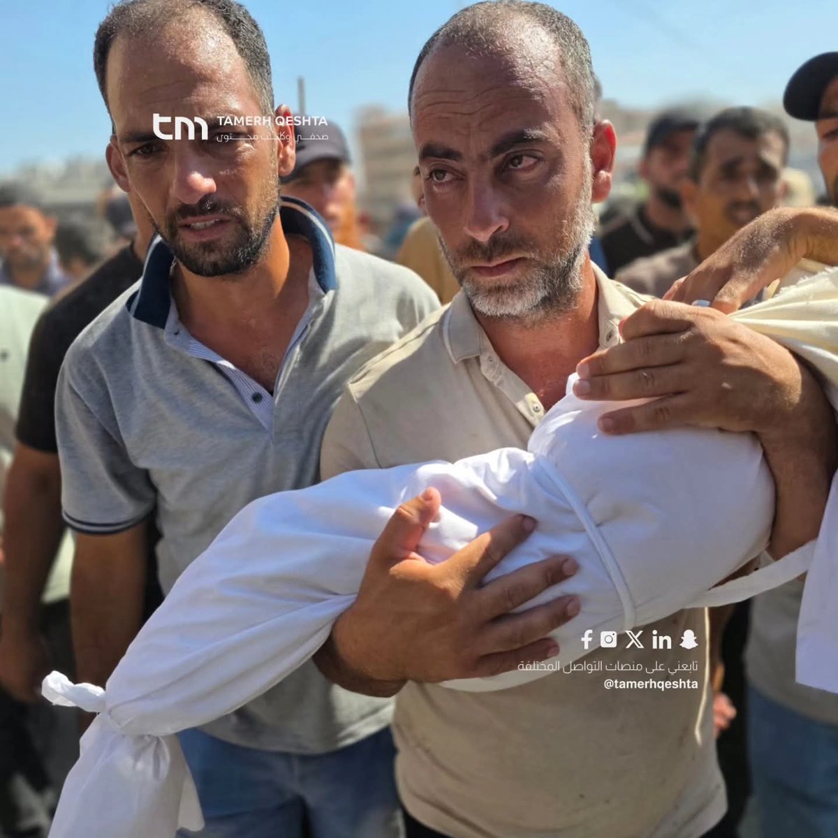 eslayeh1's tweet photo. أبٌ يحتضن طفلته سوار بين يديه، فيما يشيّع أقاربها نعش والدتها ديانا، بعد أن اختُطفت الحياة منهما أثناء الفرار من غارة إسرائيلية استهدفت خيام النازحين في مواصي خانيونس جنوب قطاع غزة.
#غزه #خانيونس #اطفال #الخيام https://t.co/X84T1FXoeC