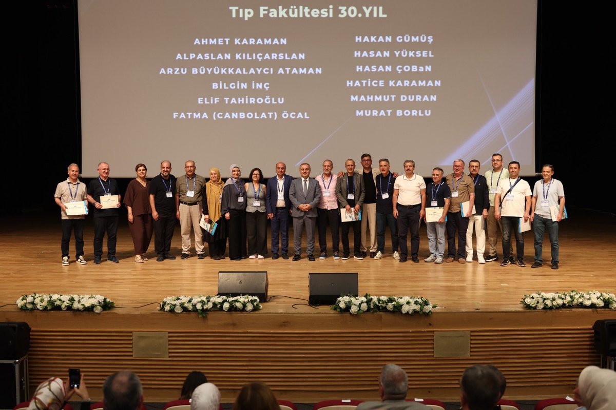 erutipdek's tweet photo. Erciyes Kültür Merkezi’nde gerçekleştirilen programda mezunlarımıza hatıra sertifikaları takdim edilirken, yıllar sonra yeniden bir araya gelen mezunlarımız anılarını tazeleme ve hasret giderme fırsatı buldu. https://t.co/JIMrGnEwcZ