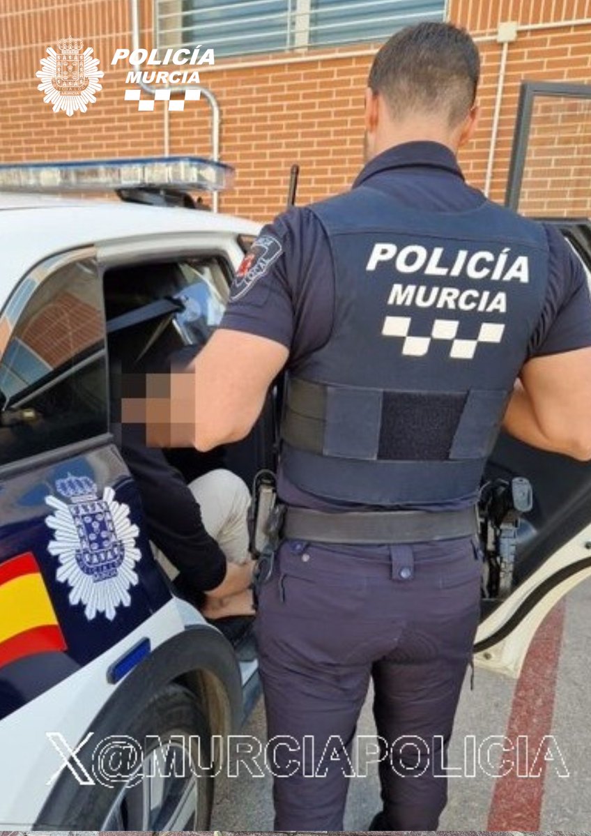 MurciaPolicia's tweet photo. Componentes del grupo GESC (Grupo Especial de Seguridad Ciudadana), detuvieron a un individuo reclamado judicialmente, en #LaFama
👉Pesaba sobre él una orden de detención y personación por un delito de lesiones. https://t.co/y1QLsjygiL