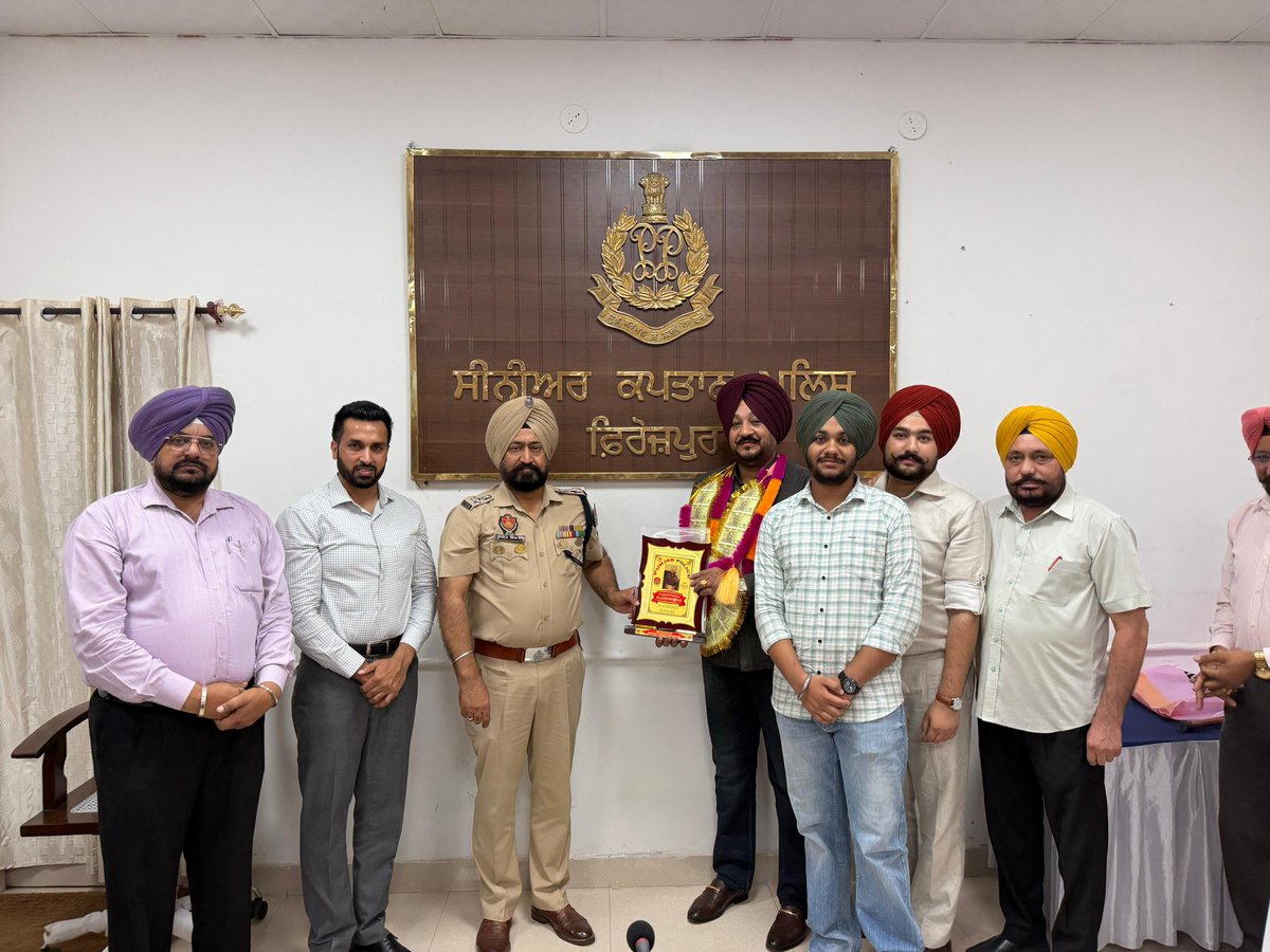 Ferozepurpolice's tweet photo. Ferozepur Police gave a farewell party to retired police officers on the occassion of their retirement and honored them for performing their duty with complete dedication and honesty throughout their service.
#ForceIsFamily https://t.co/fSiXMo0XqK