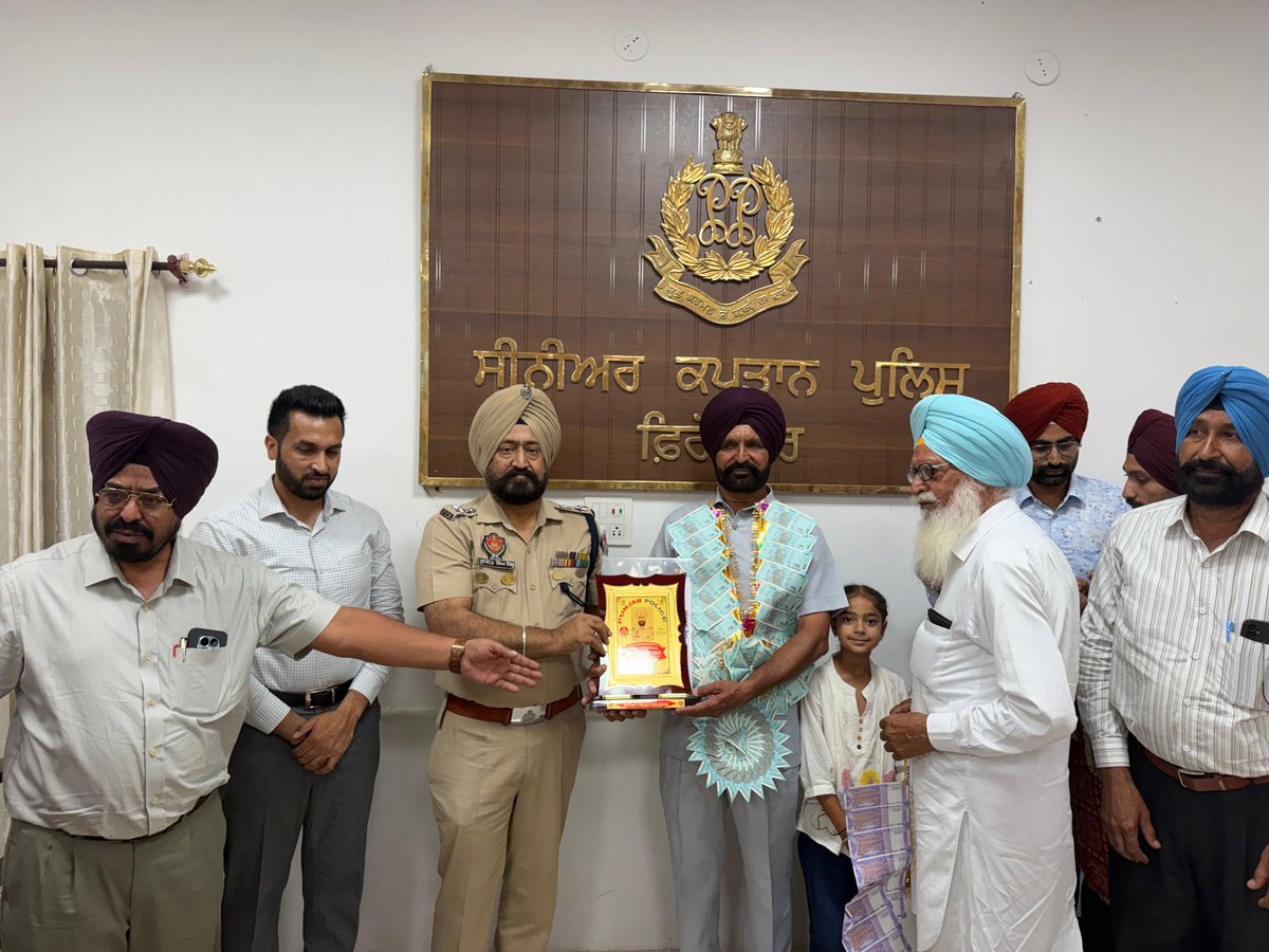 Ferozepurpolice's tweet photo. Ferozepur Police gave a farewell party to retired police officers on the occassion of their retirement and honored them for performing their duty with complete dedication and honesty throughout their service.
#ForceIsFamily https://t.co/fSiXMo0XqK