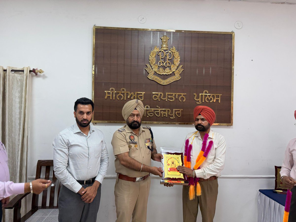 Ferozepurpolice's tweet photo. Ferozepur Police gave a farewell party to retired police officers on the occassion of their retirement and honored them for performing their duty with complete dedication and honesty throughout their service.
#ForceIsFamily https://t.co/fSiXMo0XqK