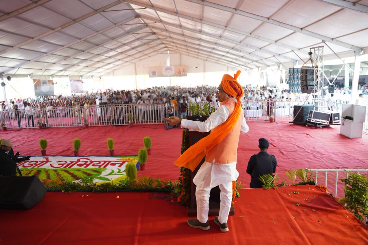 ChouhanShivraj's tweet photo. आज हरियाणा के रेवाड़ी जिले के बावल में माननीय मुख्यमंत्री श्री @NayabSainiBJP जी के साथ आयोजित 'खेत बचाओ अभियान' के समापन समारोह में सहभागिता की। कार्यक्रम में हरियाणा के कृषि मंत्री श्री @SinghRana6940 जी सहित अन्य गणमान्य जनप्रतिनिधि एवं किसान भाई-बहन उपस्थित रहे।

इस अवसर पर ₹121 करोड़ से अधिक की विभिन्न विकास परियोजनाओं का उद्घाटन एवं शिलान्यास किया, साथ ही हरियाणा एफपीओ मिशन-2026 का शुभारंभ किया।

मैं सभी किसान-भाई बहनों से कहना चाहता हूं कि यह अभियान आज समाप्त नहीं हुआ है, बल्कि आज से एक नया मिशन प्रारंभ हुआ है। कृषि मंत्री के नाते मेरा भी संकल्प है कि इस अभियान से निरंतर जुड़ा रहूंगा।