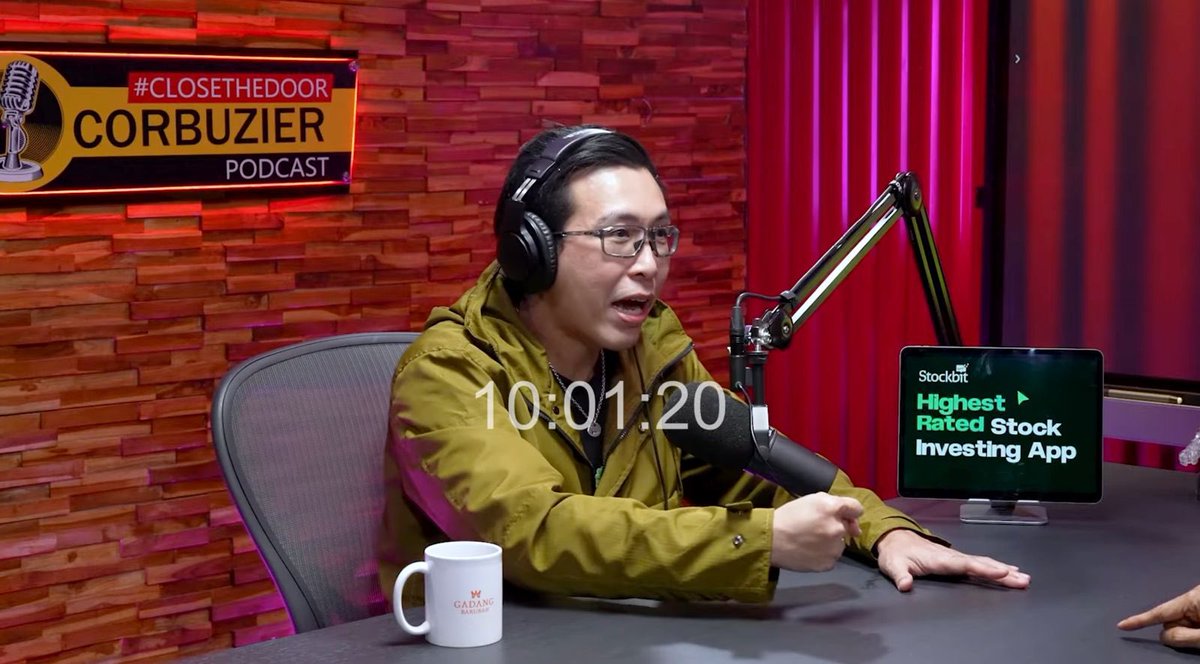 insidefolkative's tweet photo. Baru tau ternyata kita kalo senyum itu pake otot, hal ini dijelaskan dr Tirta ke Deddy Corbuzier

Deddy: Tunggu gua ga terima otot muka dimana otot muka?
dr TIrta: Lah lo bisa senyum akrena apa, lu pikir disini gaada otot nya sekitar cangkem ini gada ototnya?
Deddy: Bisa senyum bukan karena bahagia ya?
dr Tirta: Hmmm nih Gaslighting kan nih orang memang opini maker ini.
Deddy: Loh engga bisa senyum karena otot?

dr Tirta: Bisa senyum karena ada keinginan untuk senyum, ada motorik motorik pakai otot.
Deddy: Oke apa urusannya ketika ototnya berkurang mukanya jadi tua, kan gaada urusannya senyum. Berarti orang tua ngga bisa senyum dong?
dr Tirta: Ya kan beberapa orang stroke gabisa senyum.
Deddy: Loh itu stroke cok.

dr Tirta: Lah kan bener dong bener omanganku. Lah sekarang kalau orang stroke peot dong ngga bisa senyum.
Deddy: IYA.
dr Tirta: Berarti bener dong?
Deddy: Tapi otot dengan senyum 
dr Tirta: Lah senyum itu butuh otot dan butuh sensorik.
Deddy: Oke, kenapa terus jadi peot?

dr Tirta: Loh, karena dia ngga pernah dilatih, ngga pernah olahraga.
Deddy: Ya peotnya apa hubungannya dengan otot, peot itu kan gini pak turun pak.
dr Tirta: Ya turun karena ngga ada ototnya, ohhhhh lahhh😡😅
dr Tirta: Iki orang memang ngeyelan ini ya, udah tua ngeyelan pula.
Deddy: Bukan gitu ototnya dimana? 😅
dr Tirta: OTOTNYA DIMUKA😂