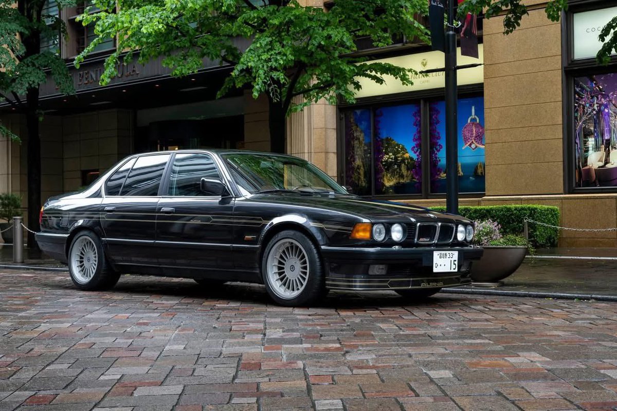 CG_NEO_CLASSIC's tweet photo. CG NEO CLASSIC vol.12
「この4シーターを忘れない」
もちろん登場するのイタリア車ばかりではありません。
たとえばこのアルピナB12 5.0。
V12を搭載した7シリーズ(E32)スーパーリムジンの魅力を掘り下げます。
かつてB3オーナーだった松任谷正隆さんのコラムも掲載。
写真＝小河原認 https://t.co/EkpgZccvNE
