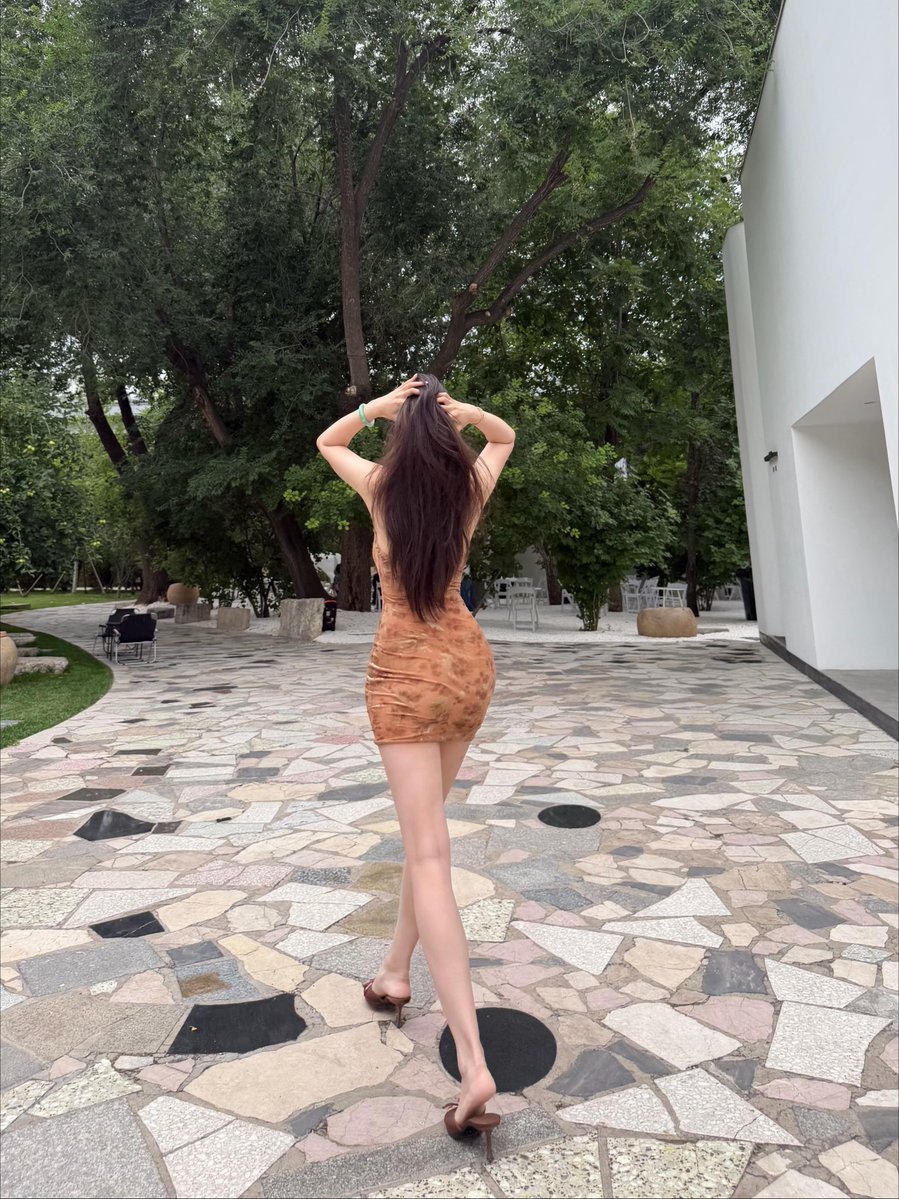 SEOSerives67's tweet photo. 背影杀已经安排上了
这腰这腿这风情……你扛得住吗？
关注我，每天都有这种要命的���度～
点赞的宝贝今晚会被我偷偷记在小本本上哦❤️ https://t.co/qijryLawJF