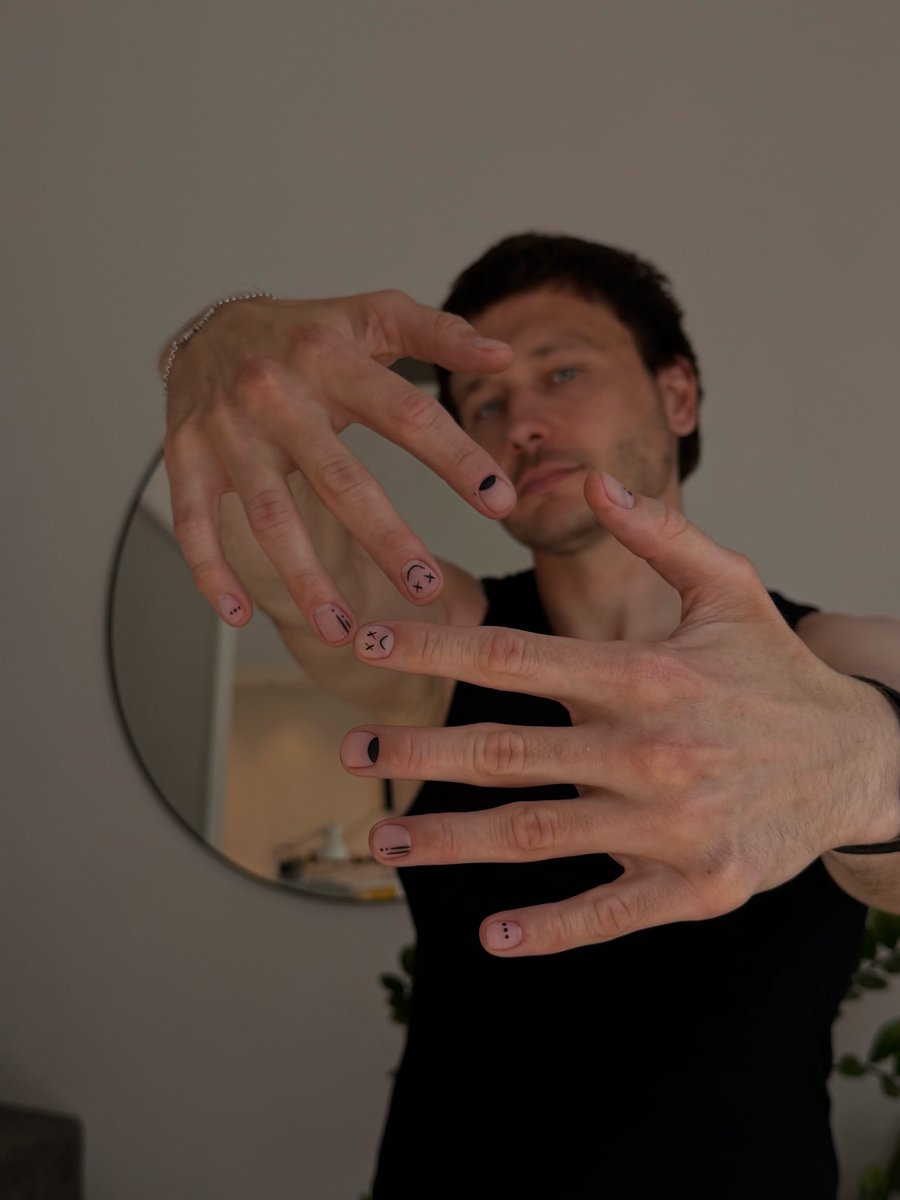 OopsItsYurii's tweet photo. підробляю моделлю 💅 https://t.co/VoDwujL609