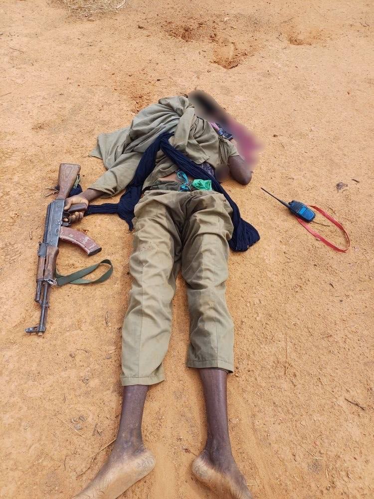 TheAfricaCorps's tweet photo. Au cours du mouvement de la colonne des forces alliées du @TheAfricaCorps et de l'Armée malienne dans le secteur de Gao, un observateur armé des terroristes a été repéré et neutralisé. https://t.co/ImH32OsLD9