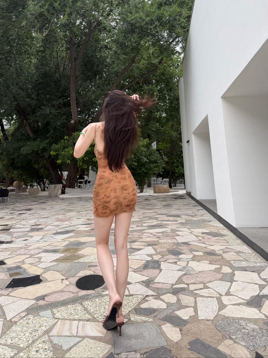 SEOSerives67's tweet photo. 背影杀已经安排上了
这腰这腿这风情……你扛得住吗？
关注我，每天都有这种要命的���度～
点赞的宝贝今晚会被我偷偷记在小本本上哦❤️ https://t.co/qijryLawJF