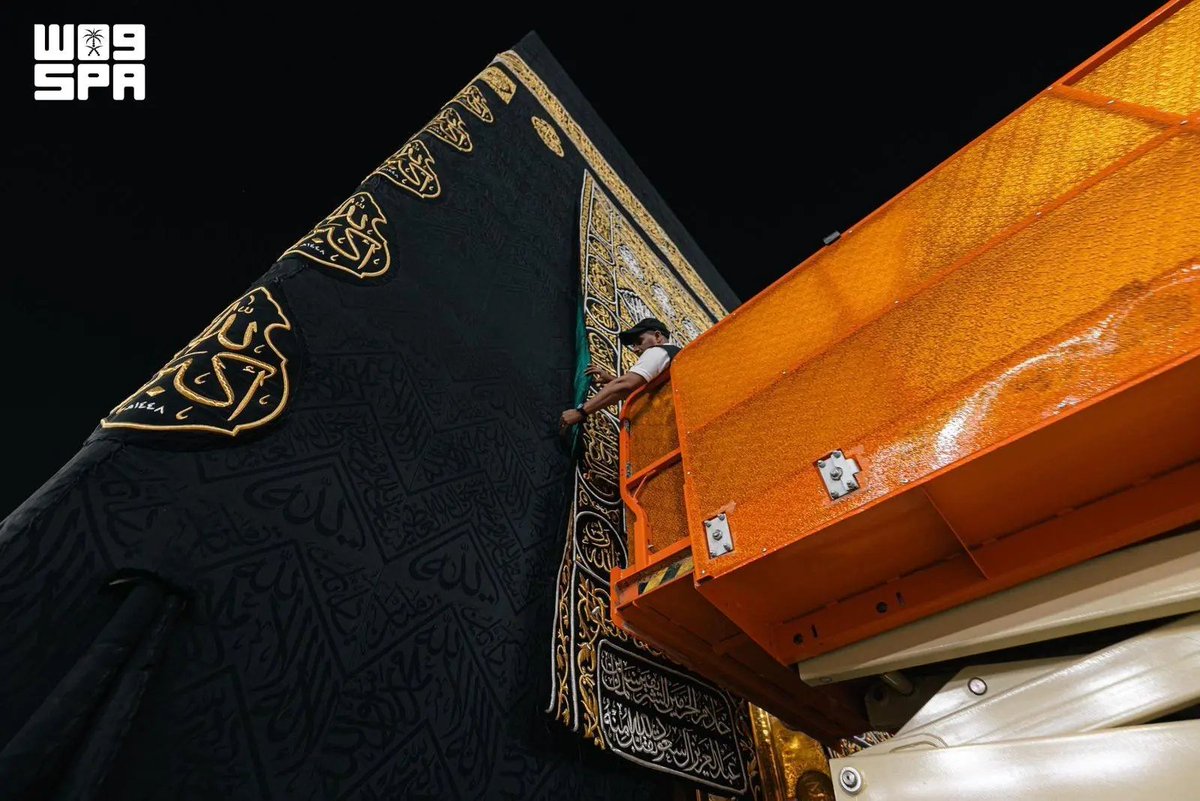 HaramainInfo's tweet photo. The Kaabah before the Washing of Ka'bah Ceremony https://t.co/t7qqgoXNzw