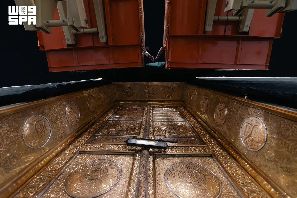 HaramainInfo's tweet photo. The Kaabah before the Washing of Ka'bah Ceremony https://t.co/t7qqgoXNzw