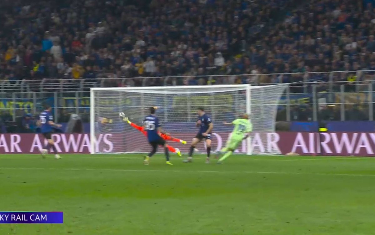 raffaelecaru's tweet photo. Le due parate più belle mai viste da tifoso dell'Inter

Julio Cesar su Messi (Barcellona-Inter semifinale 2010)
Sommer su Yamal (Inter-Barcellona 4-3 semifinale 2025)

Grazie di tutto Yann 🖤💙 https://t.co/TVfcZOuvUA
