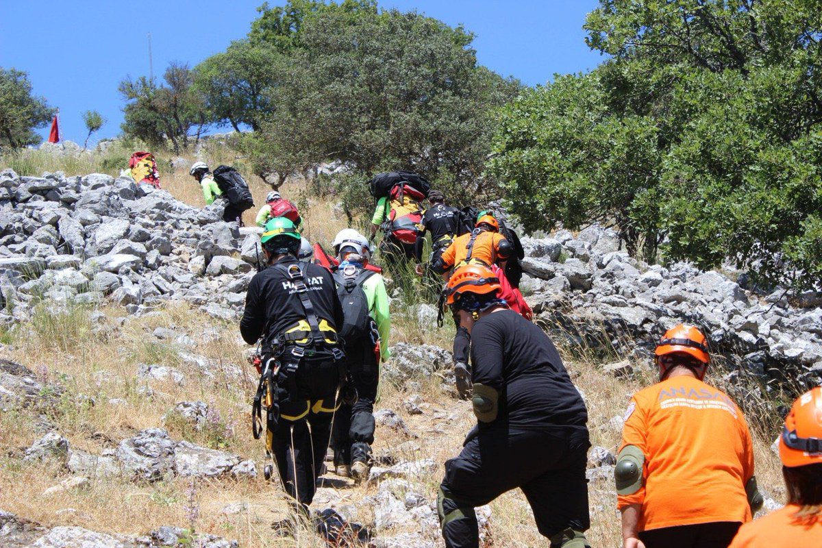 hayratsar's tweet photo. Hayrat Arama Kurtarma Bursa Ekibimiz 33 akredite ekip ve 189 personel’in katılımıyla Gürsu Ericek'te gerçekleştirilen Arazide İpli Kurtarma Tematik Tatbikatı’nı başarıyla tamamlamıştır. https://t.co/fSyeb4KX9K