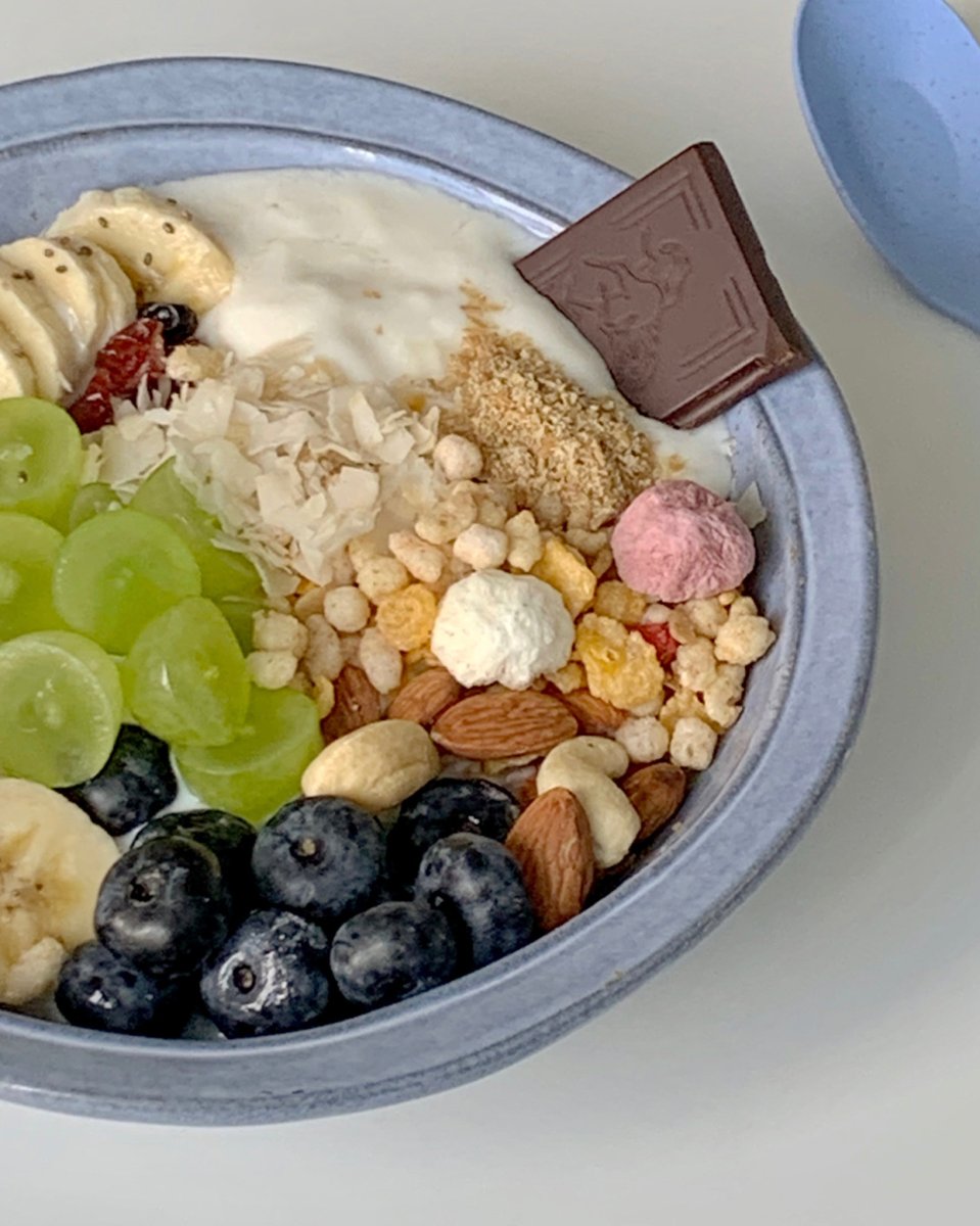 tinnal's tweet photo. A warm and cozy oatmeal bowl with fresh blueberries u0026 a dash of cinnamon—perfect for beating the mid-week slump! https://t.co/LEoqCOXCCd