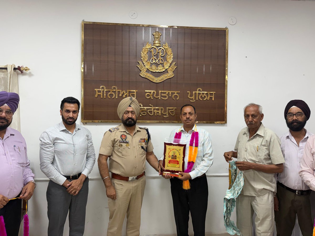 Ferozepurpolice's tweet photo. Ferozepur Police gave a farewell party to retired police officers on the occassion of their retirement and honored them for performing their duty with complete dedication and honesty throughout their service.
#ForceIsFamily https://t.co/fSiXMo0XqK