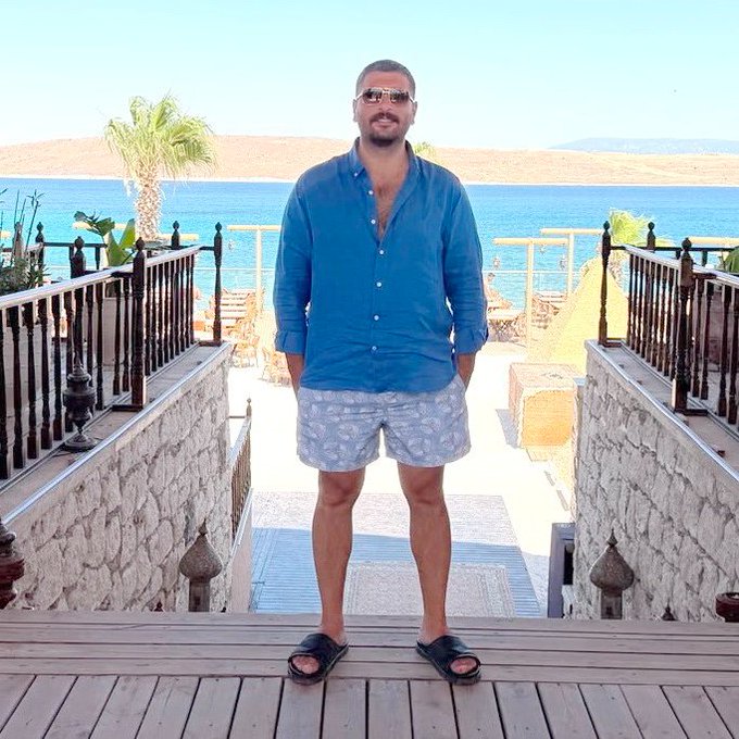 sondakika's tweet photo. Alaçatı'da 870 bin 150 TL adisyon gelen mekanın sahibi:

"Masada tam 49 şişe şampanya patlatıldı ve 2 şişe 18 yıllık premium viski tüketildi. Grubun yiyecek bedeli ise 18 bin TL civarındaydı.  

Yüksek fiyattan ziyade müşterinin lüks ve gösterişli tüketimi söz konusudur." https://t.co/NEIItniHvB