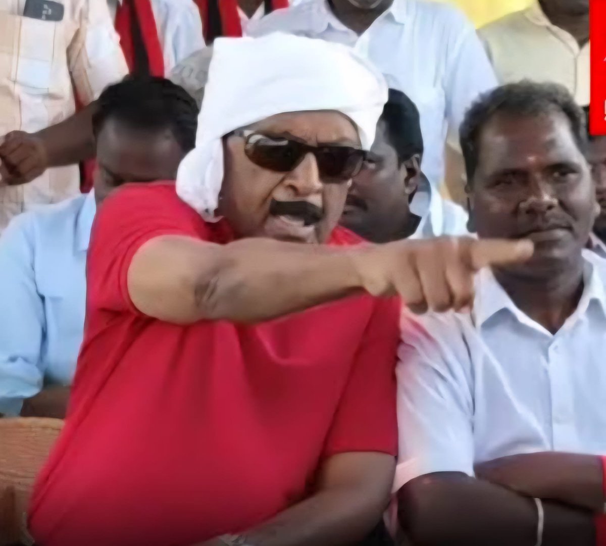 Suba_Vee's tweet photo. வைகோவின் நாணயம்! 

"கடந்த ஆட்சியில் எங்கு பார்த்தாலும் கமிஷன், கரப்ஷன்! ஆனால் இதைக் கூட்டணிக்குள் இருந்து கொண்டே பேசுவது அயோக்கியத்தனம் இல்லையா.... அதனால்தான் பேசவில்லை"  என்கிறார் வைகோ! 

அடடா எவ்வளவு நாணயமான மனிதர்! அது சரி, அது அயோக்கியத்தனம் என்றால், அப்படிப்பட்ட கட்சியோடு கூட்டணியில் இருந்தது என்ன "தனம்"?