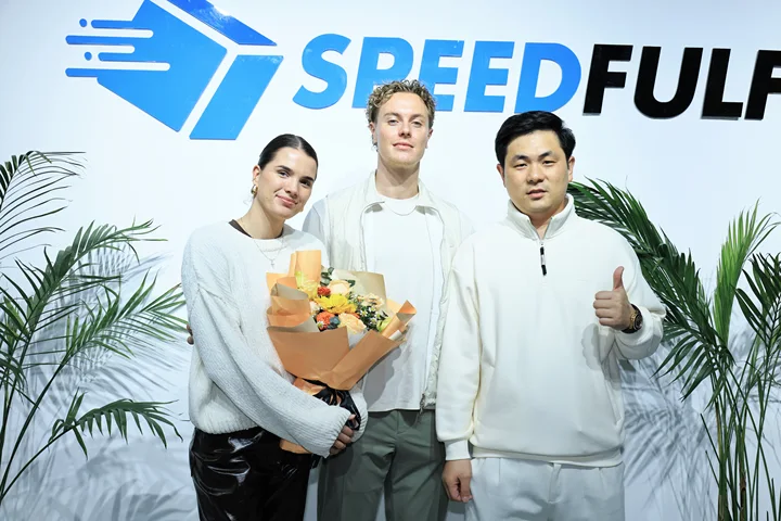 speedfulfill1's tweet photo. That's how the best partnerships https://t.co/49T6pijrlX pitch deck, no sales script. Just two teams at a table solving the same problem. https://t.co/MYaHh9GaoN